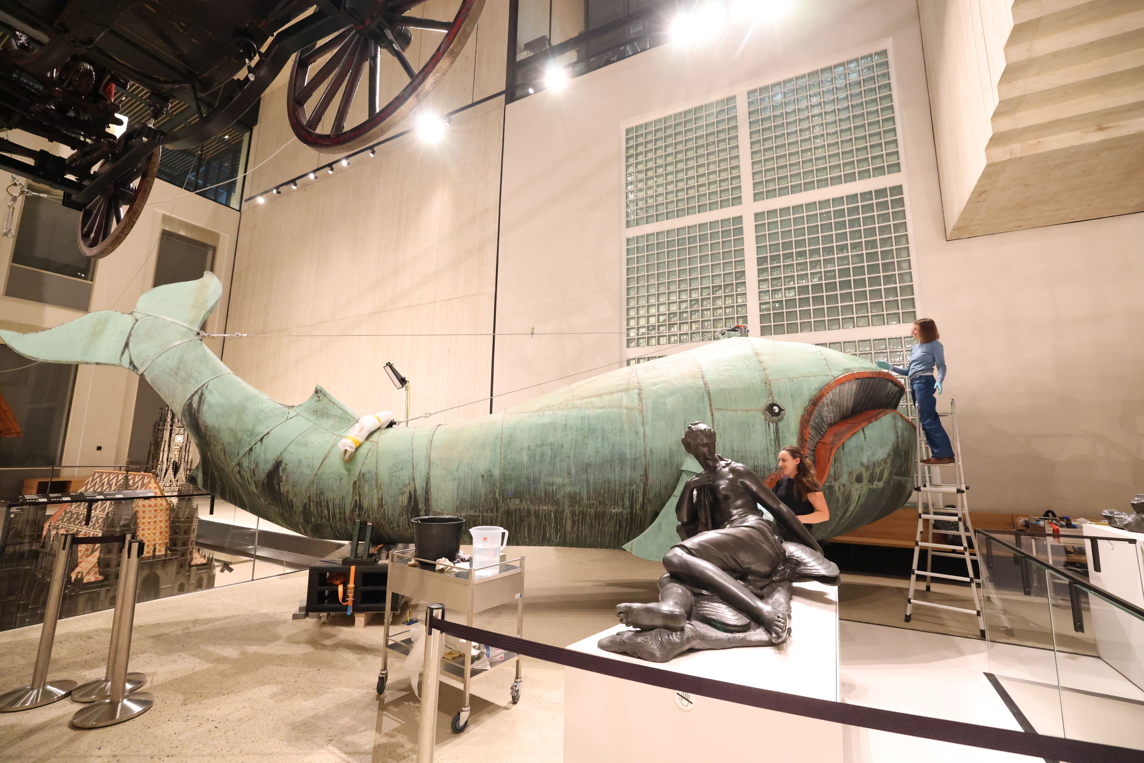 Walfisch Poldi wird zu Boden gelassen und wieder auf Vordermann gebracht.