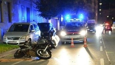 Alko-Biker rast in Wien in Auto und landet im Spital