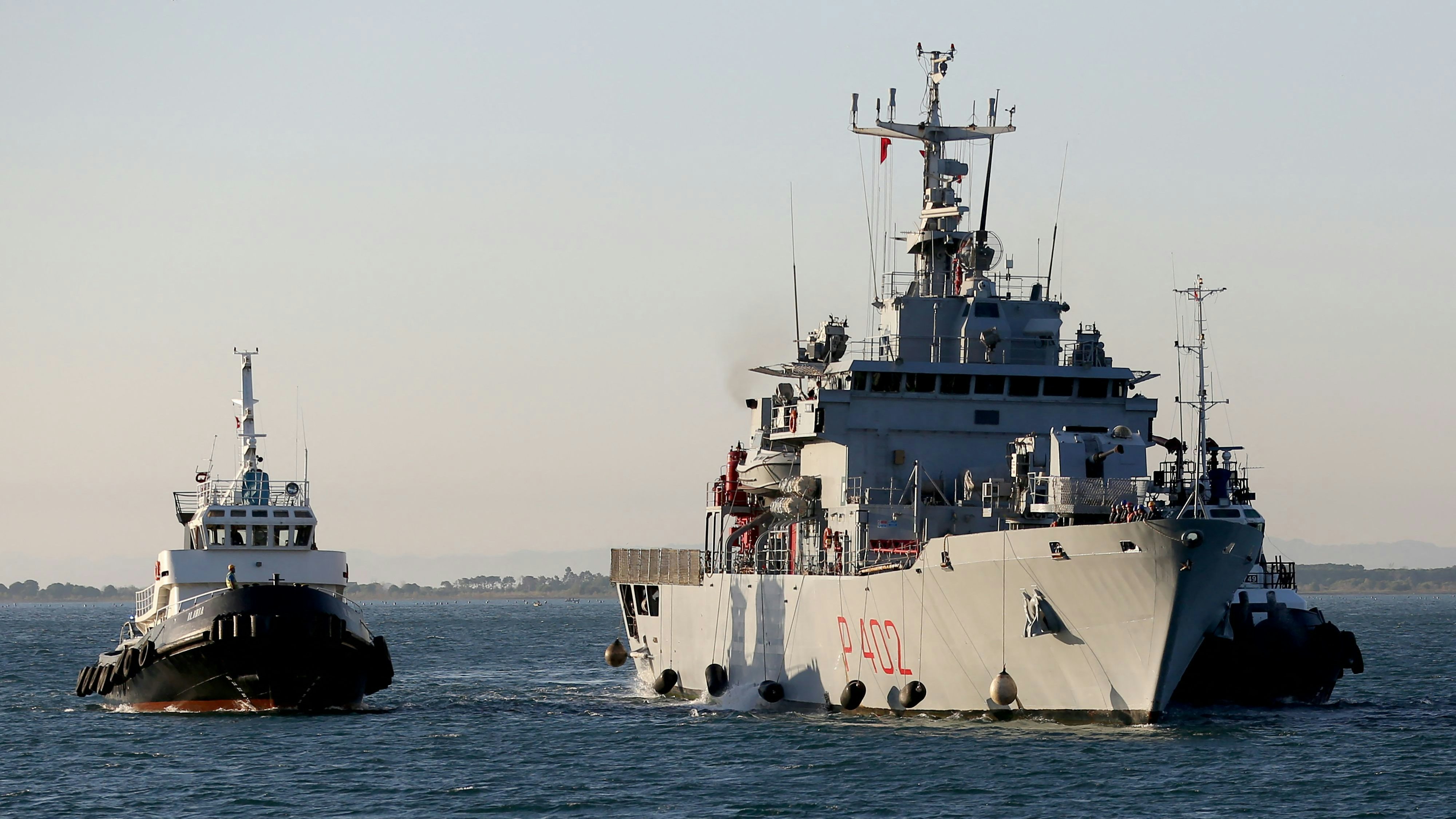 Ein Schiff der italienischen Marina, begleitet von einem albanischen Lotsen,&nbsp; brachte die ersten 16 Asylsuchenden in das neue Lager am Balkan