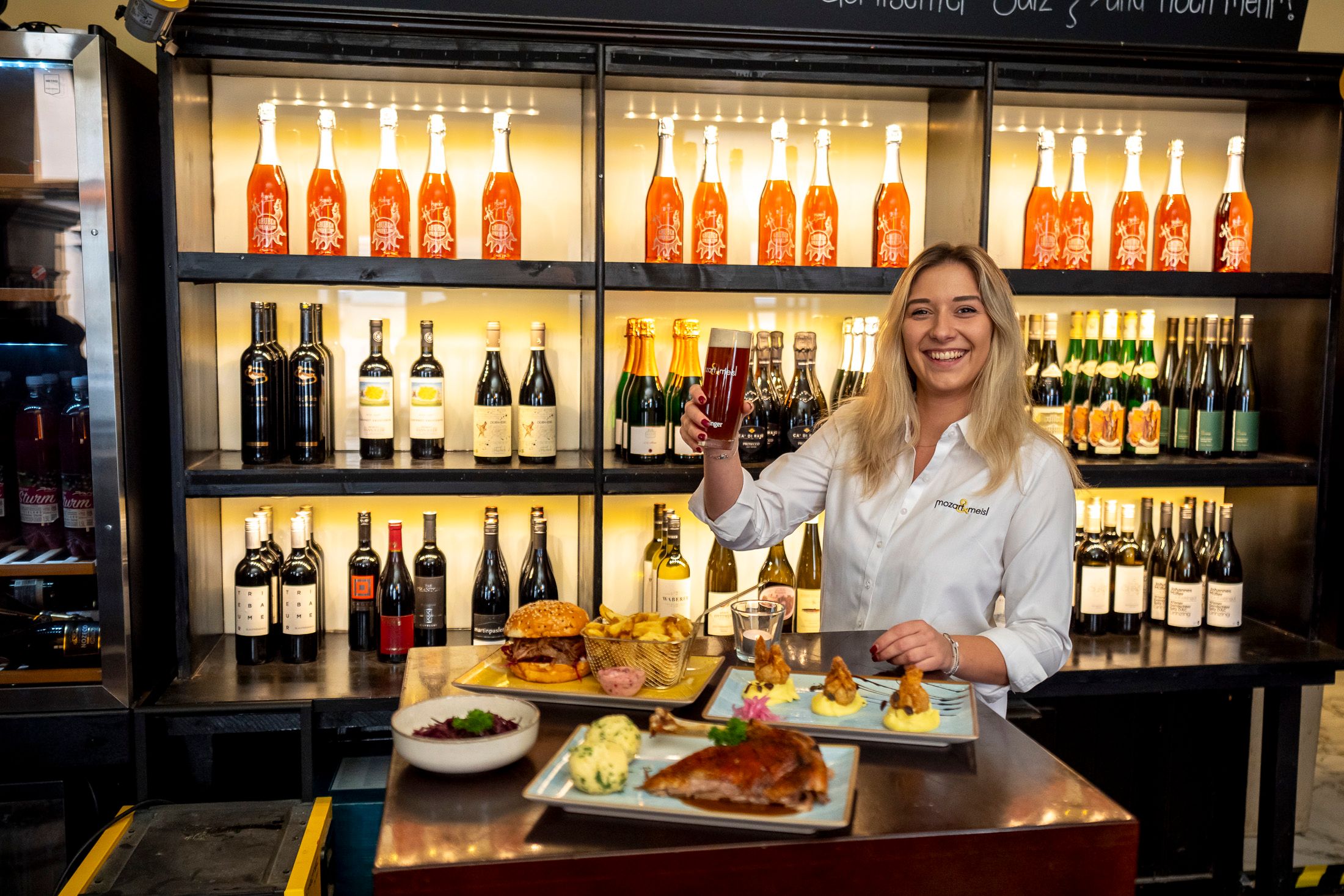Kellnerin Patricia zeigt die neuen Gansl-Trends im Mozart&Meisl: Mit dabei ist der Gansl-Burger