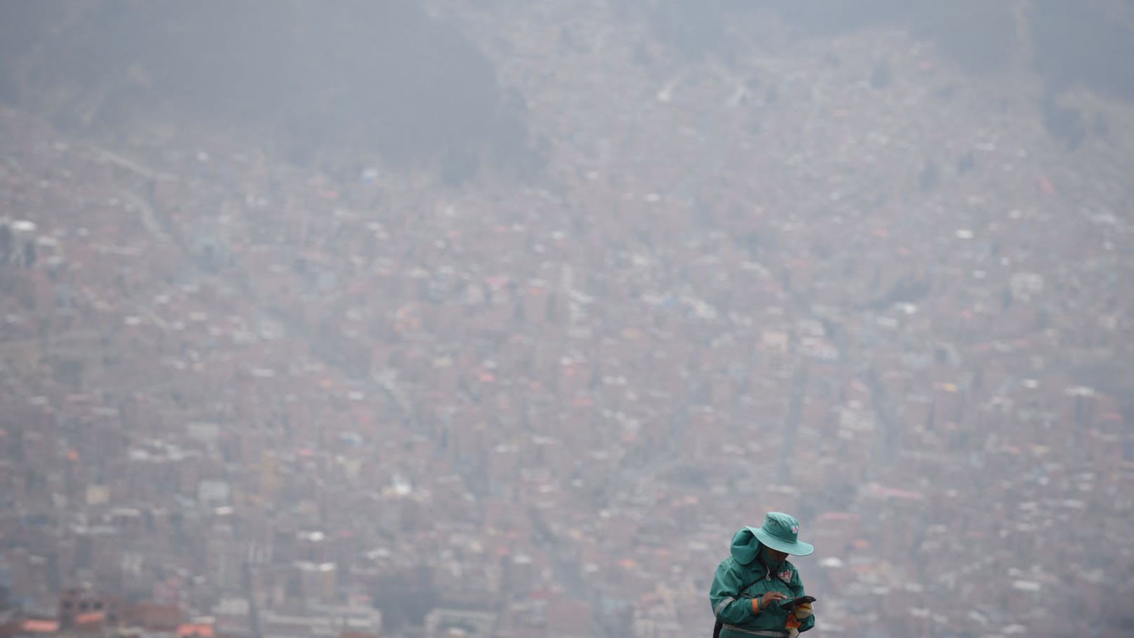 Die Stadt La Paz im Osten Boliviens im Oktober 2024: Umhüllt von Rauchschwaden aufgrund der Waldbrände.