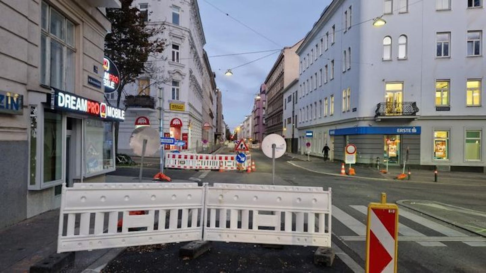 Allein an dieser Kreuzung müssen sich Lenker mit einem halben Dutzend neuer Schilder vertraut machen.