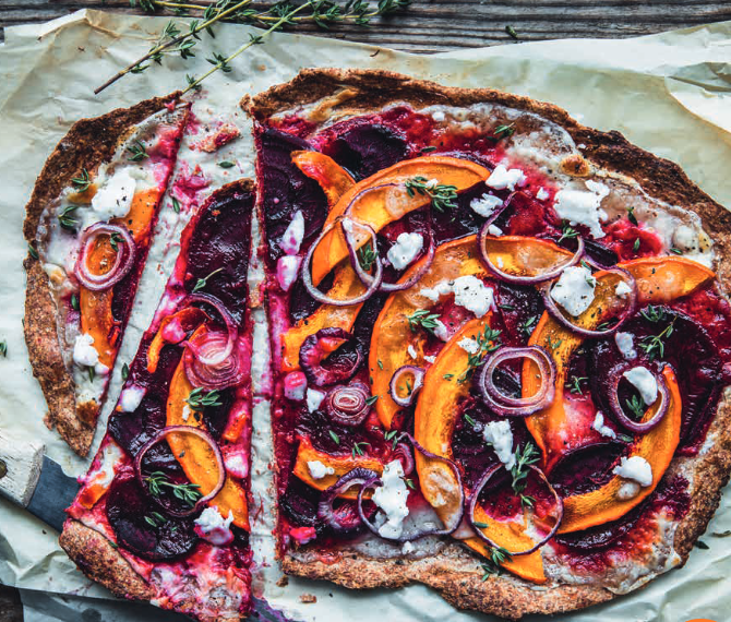 Farbenprächtig, passend zum Herbst: Kürbis-Rote Beete-Flammkuchen mit Feta