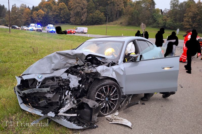Die beteiligten Fahrzeuge wurden bei dem Crash schwer beschädigt.