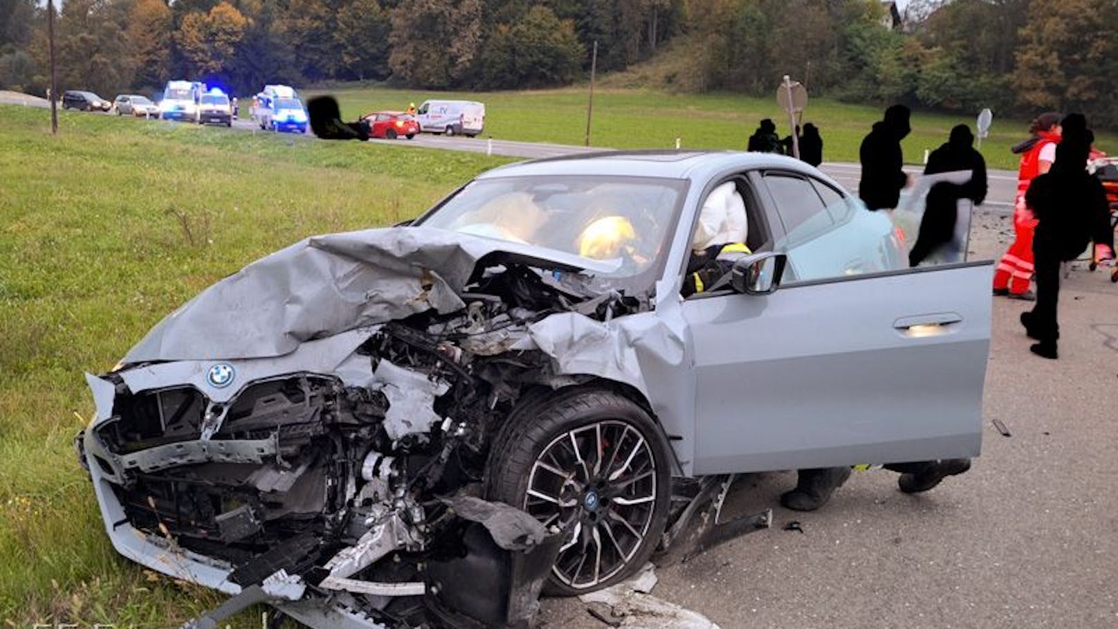 Taxi übersehen! Autofahrerin verursacht Massen-Crash