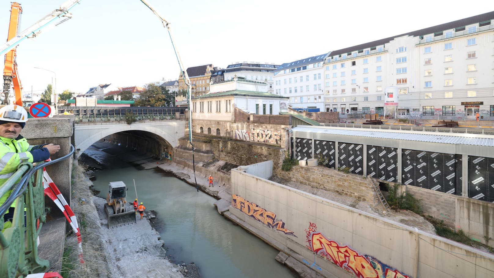 Um das Flussbett des Wienflusses zu reparieren, müssen großräumige Bauarbeiten verrichtet werden