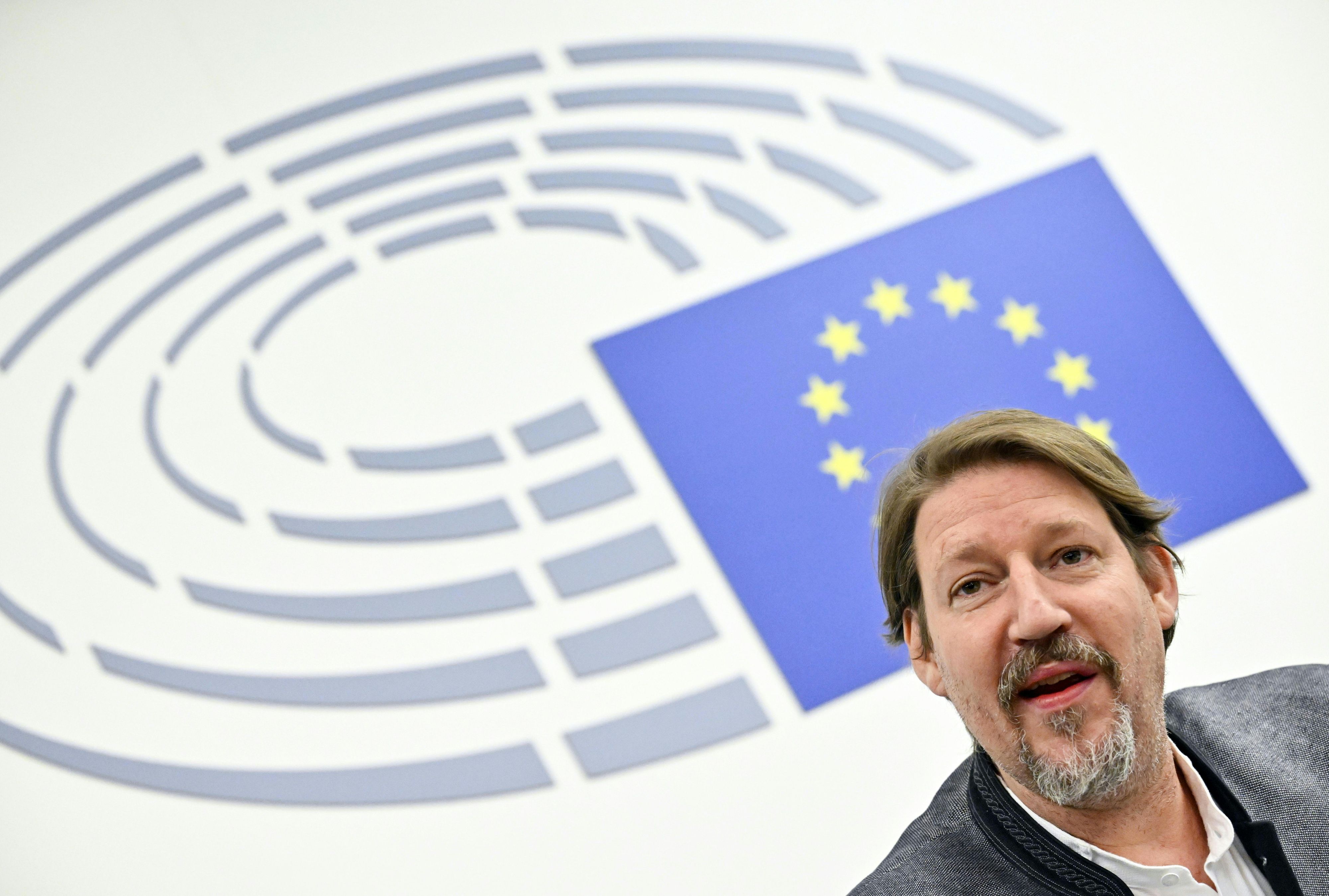 Der grüne EU-Abgeordnete Thomas Waitz im Juli 2024 während einer Pressekonferenz im Europäischen Parlament in Straßburg.