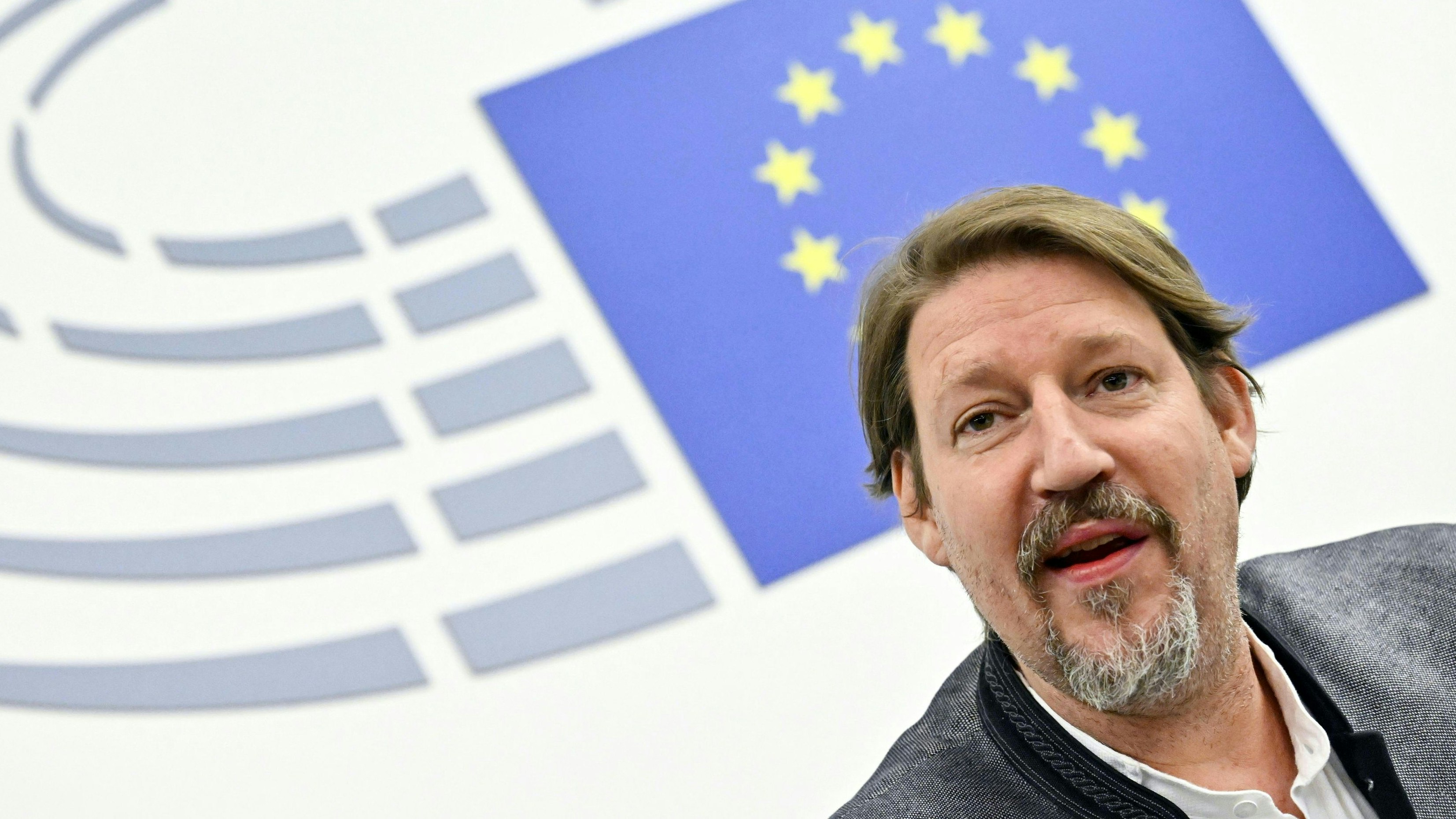 Der grüne EU-Abgeordnete Thomas Waitz im Juli 2024 während einer Pressekonferenz im Europäischen Parlament in Straßburg.