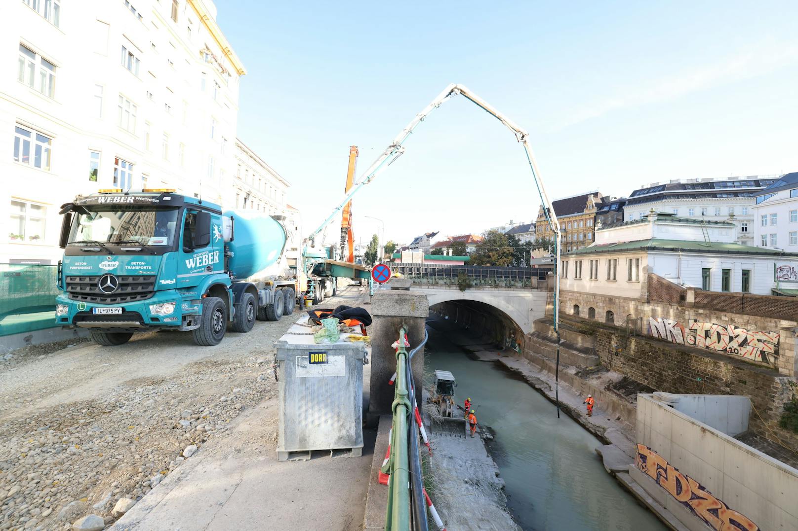 Um die Bauarbeiten verrichten zu können, muss der Wienfluss umgeleitet werden