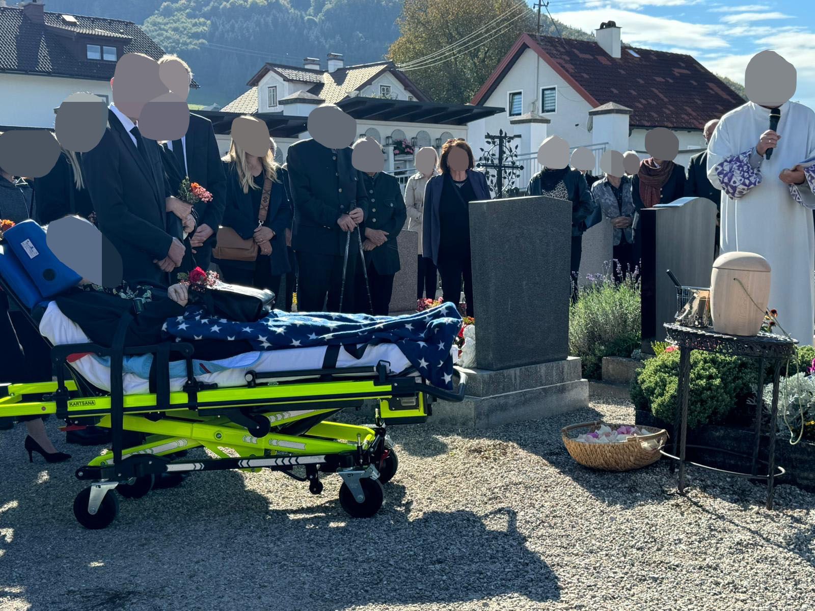 Theresia verabschiedet sich am Friedhof von ihrem Sohn.