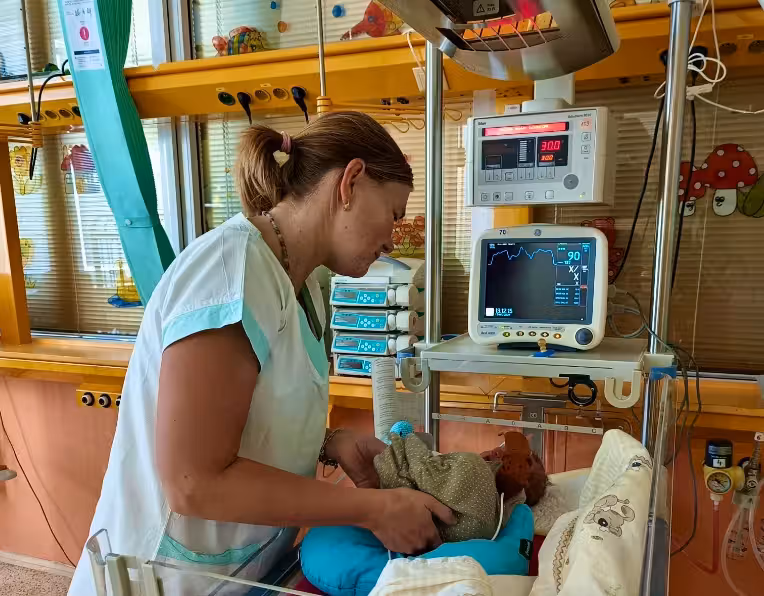 Jachym wird in einem Spital gepflegt, nachdem er in einem Müllcontainer entsorgt wurde.