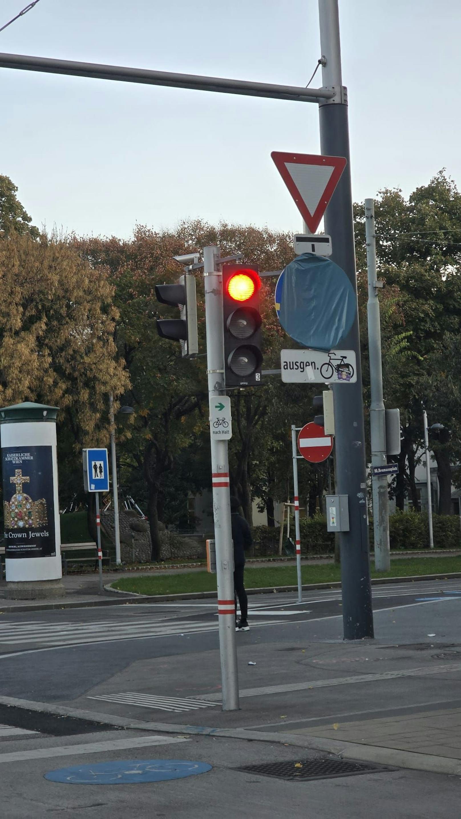 Doch vor wenigen Wochen war dieses Schild noch nicht abgedeckt.