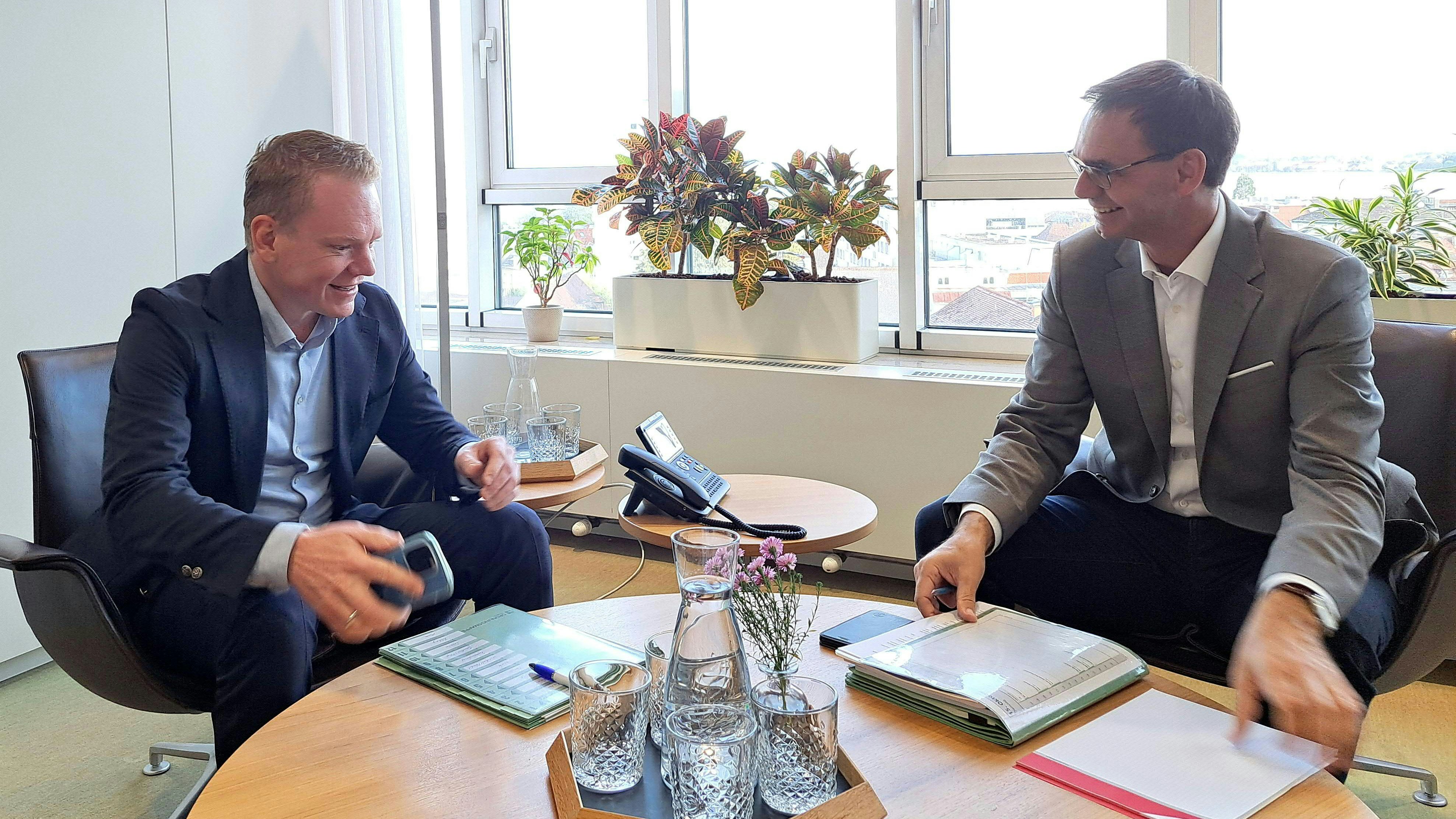 Landeshauptmann Markus Wallner (ÖVP, r.) und FPÖ-Landesparteichef Christof Bitschi (FPÖ) am Dienstag, 15. Oktober 2024, anlässlich eines "Vier-Augen-Gesprächs" nach der Vorarlberger Landtagswahl in Bregenz. Nun soll es "vertiefende Gespräche" geben. 