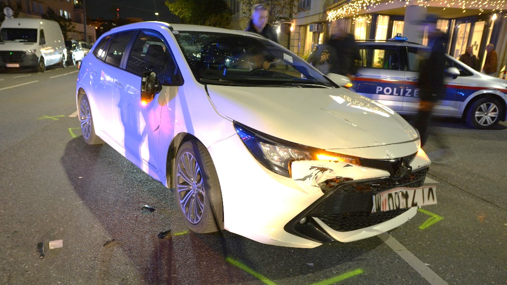 Das Auto sowie das Motorrad erlitten erheblichen Sachschaden.