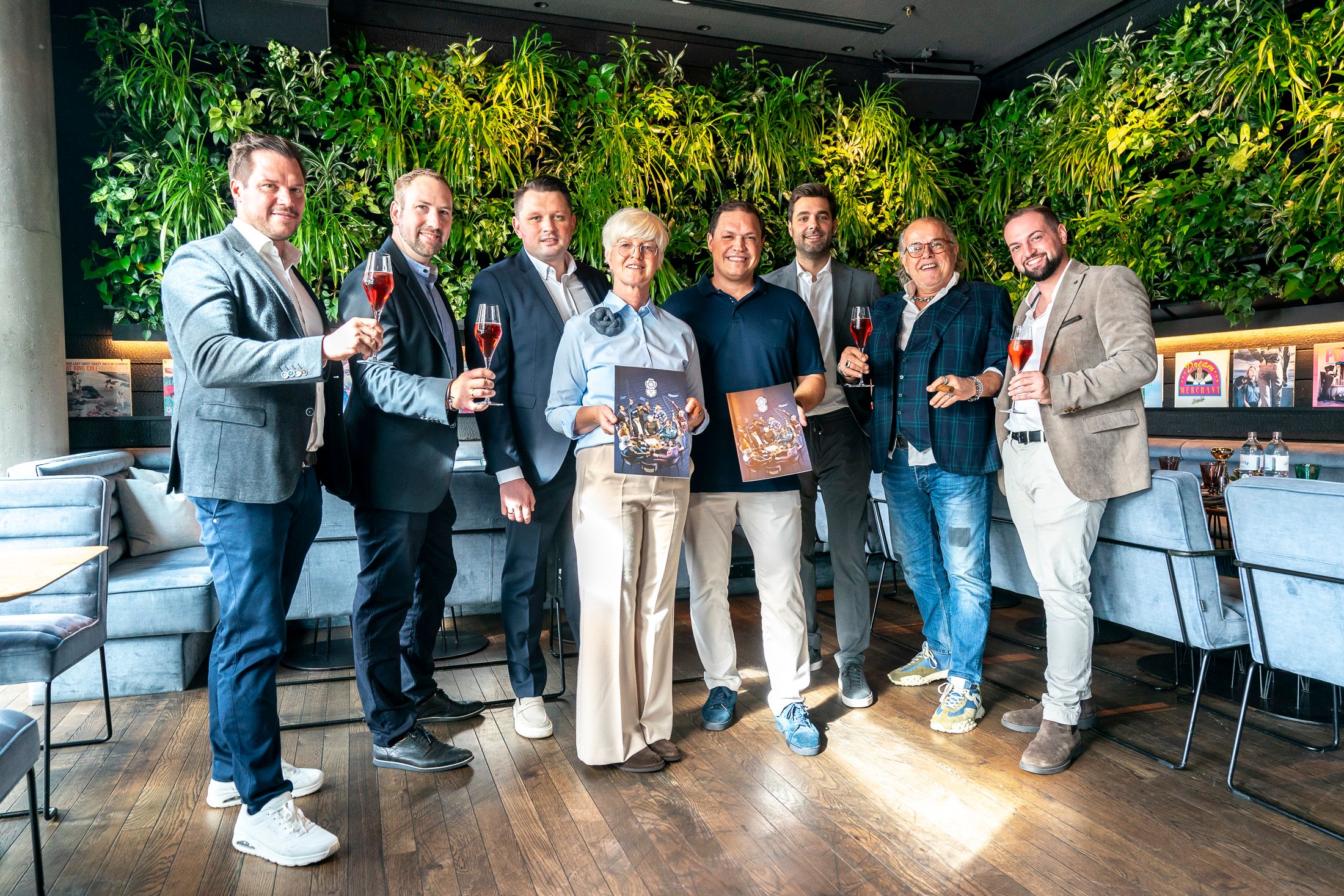 Marcel Ruhm (Ruhm Dining), Kenan Schafhausen (Restaurant Galaxie), Andreas Sael (Sperling im Augarten), Martin & Christiane Pichlmaier (Pichlmaiers zum Herkner), Werner Helnwein (Spelunke), Peter Kazianschütz (El Gaucho), Erkan Umar (Umar am Naschmarkt), Anati Petzke (Umar am Naschmarkt), Kenan Pajaziti (Collina am Berg), Lukas Herndlhofer (El Gaucho), Tono Soravia (Collina am Berg), Sasha Ruhm (Ruhm Dining) v.l.