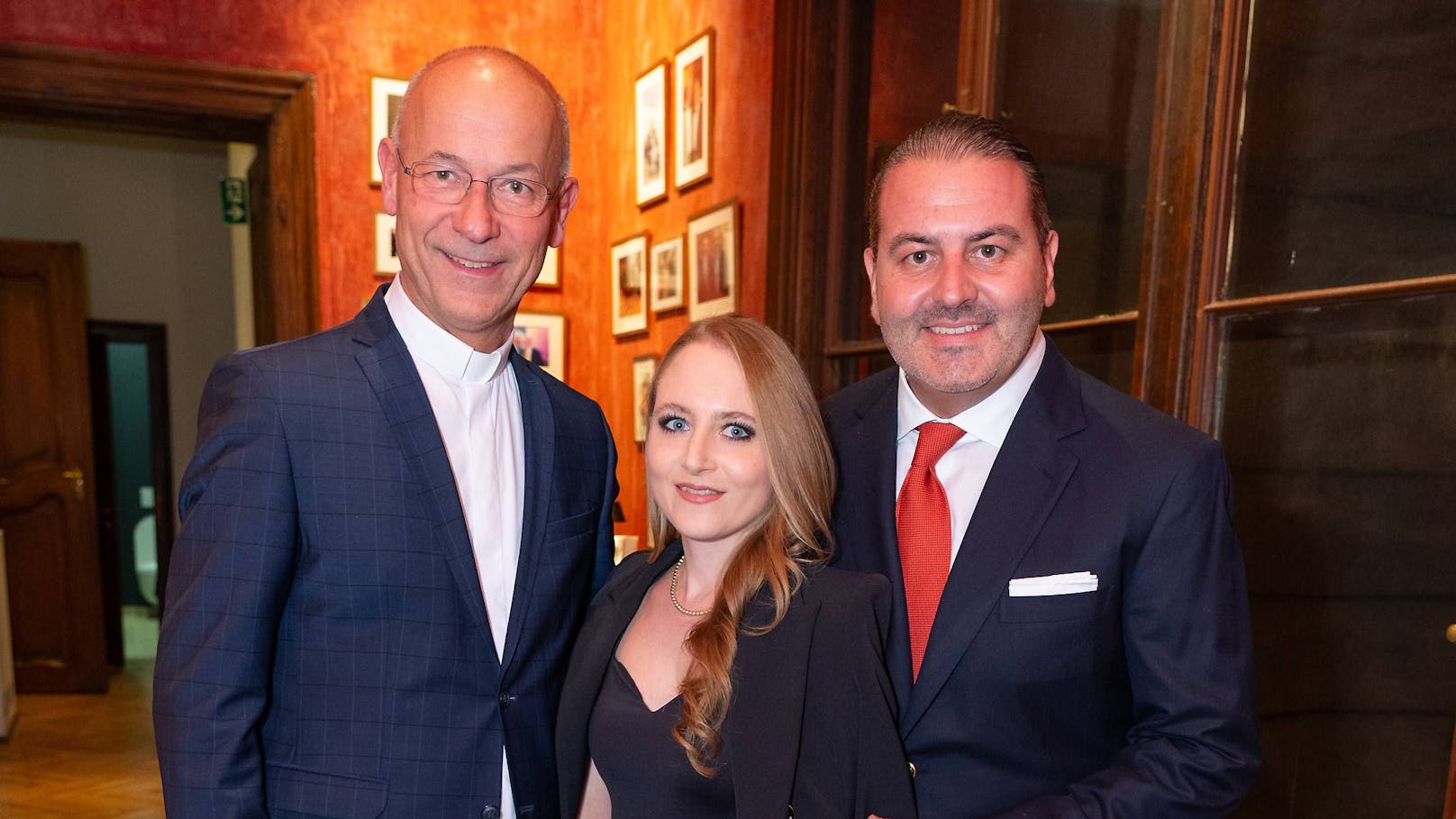 Toni Faber mit Jacqueline und Leo Lugner, der Dompfarrer will bekanntlich den Streit zwischen Lugners Tochter und seiner Ehefrau Simone schlichten. Thema an diesem Abend war das allerdings nicht