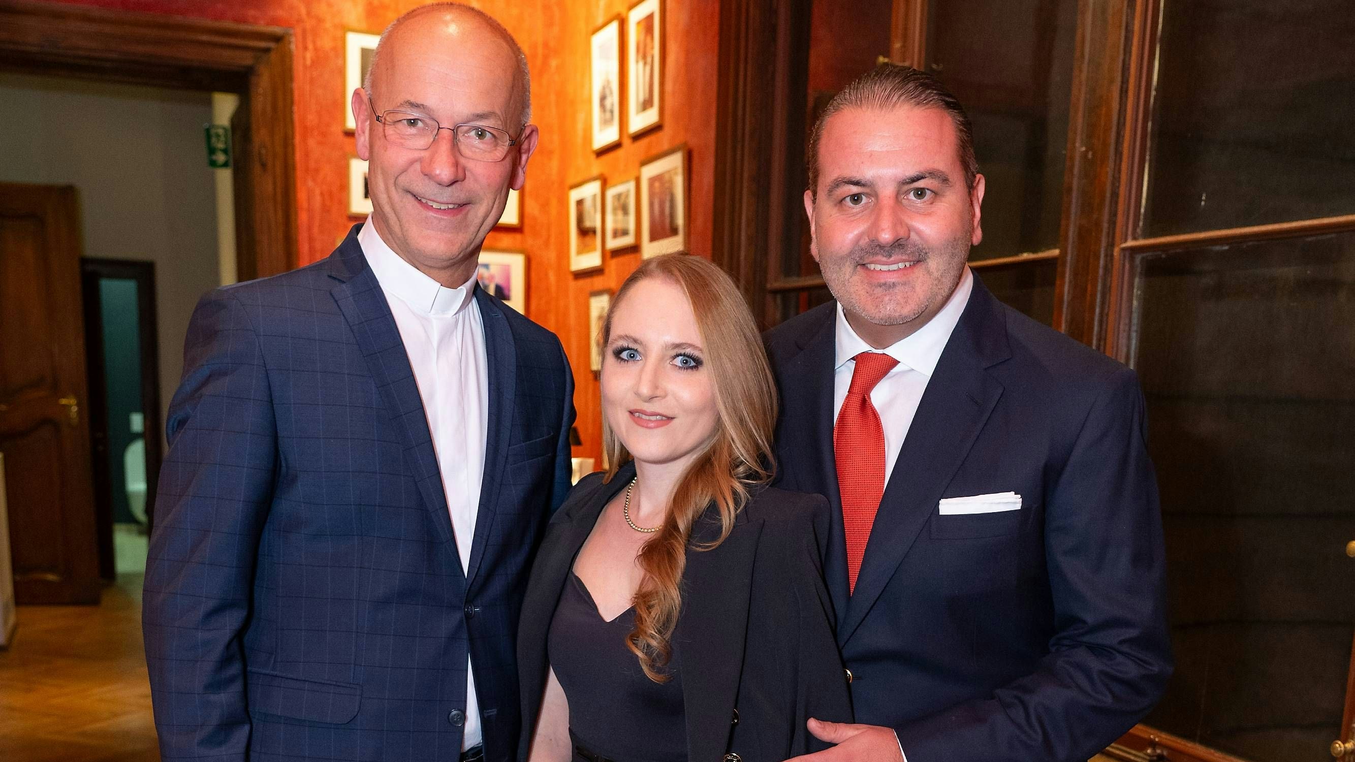 Toni Faber mit Jacqueline und Leo Lugner, der Dompfarrer will bekanntlich den Streit zwischen Lugners Tochter und seiner Ehefrau Simone schlichten. Thema bei Ali Rahimis Empfang für Michael Ludwig, am 15. Oktober, war das allerdings nicht.