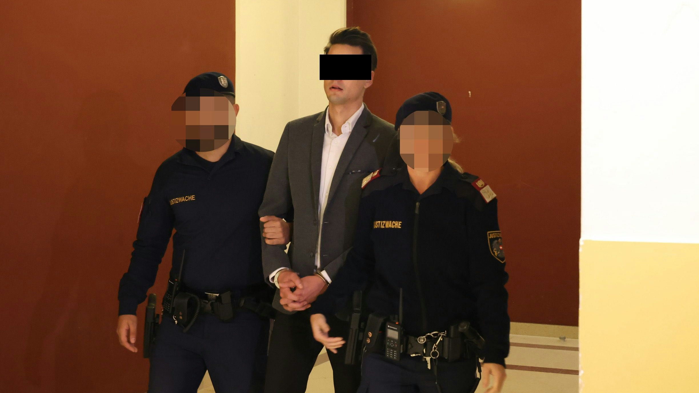 Der angeklagte Techno-DJ wurde in Handschellen vorgeführt.