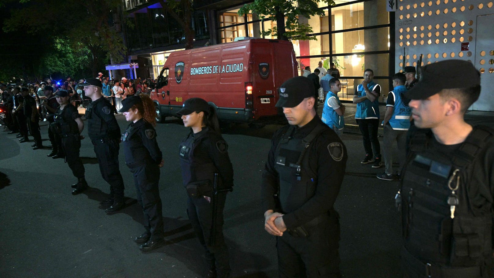 Zahlreiche Polizei- und Rettungskräfte waren vor Ort.