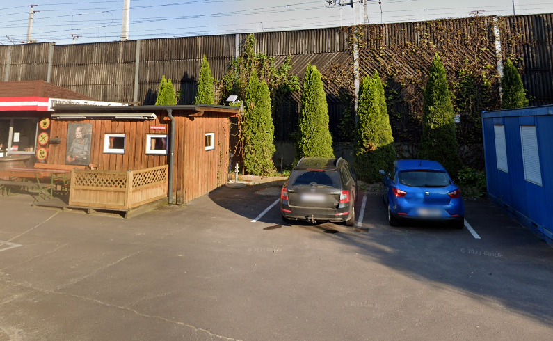 Auf dem Parkplatz eines früheren Würstelstandes in der Linzer Unionstraße kam es zu einem ähnlichen Vorfall.