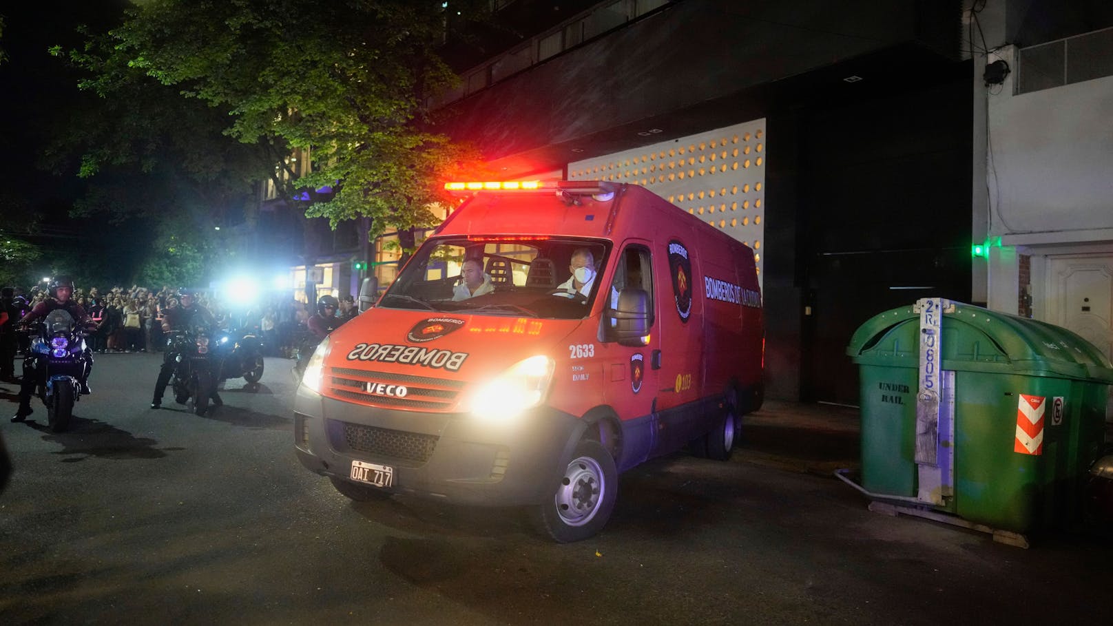 Polizei und Feuerwehrleute am Ort des Geschehens.