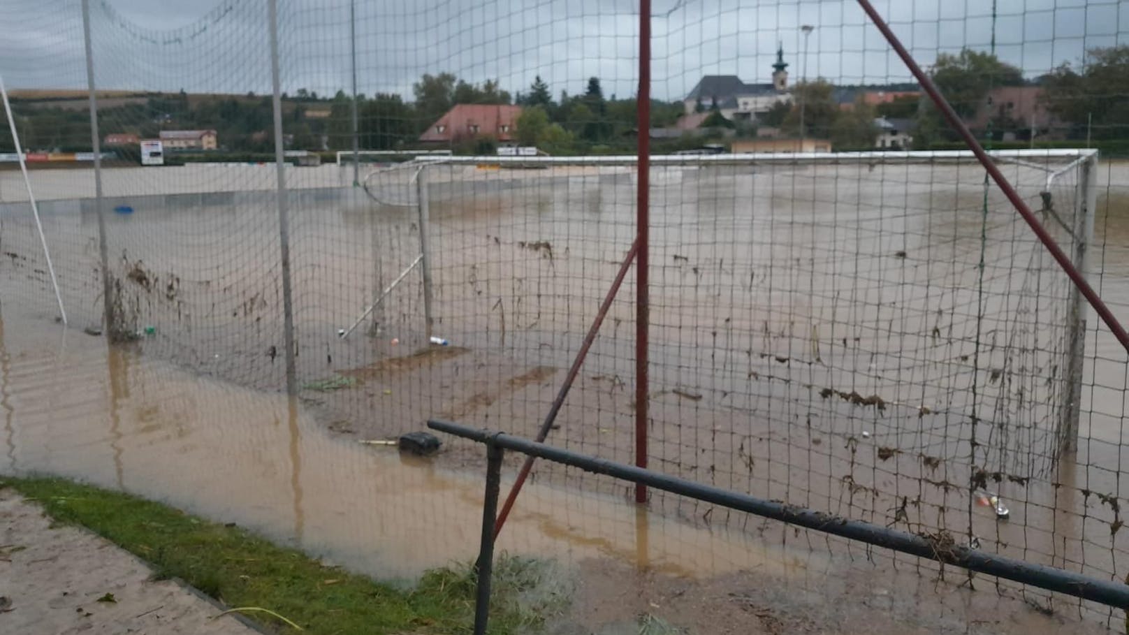 Der Fußballplatz des SV Würmla direkt nach der Flut