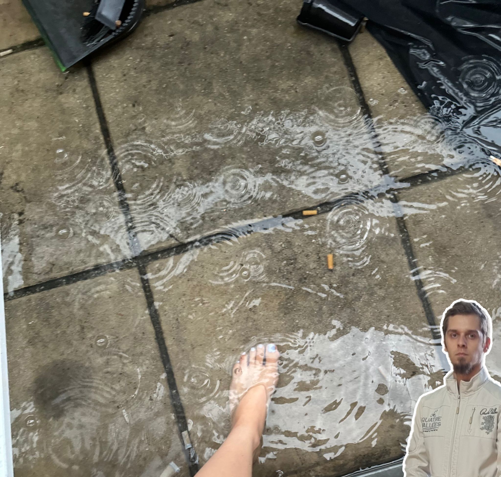Besonders bei Regen steht das Wasser am Balkon. Es fließt nicht ab und steht teilweise knöcheltief!