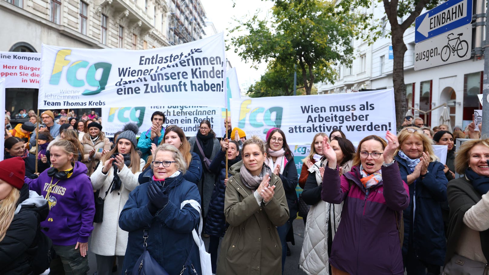 In Wien gingen am 17. Oktober unzählige Lehrer auf die Straße, um auf die Missstände im Schulsystem hinzweisen.