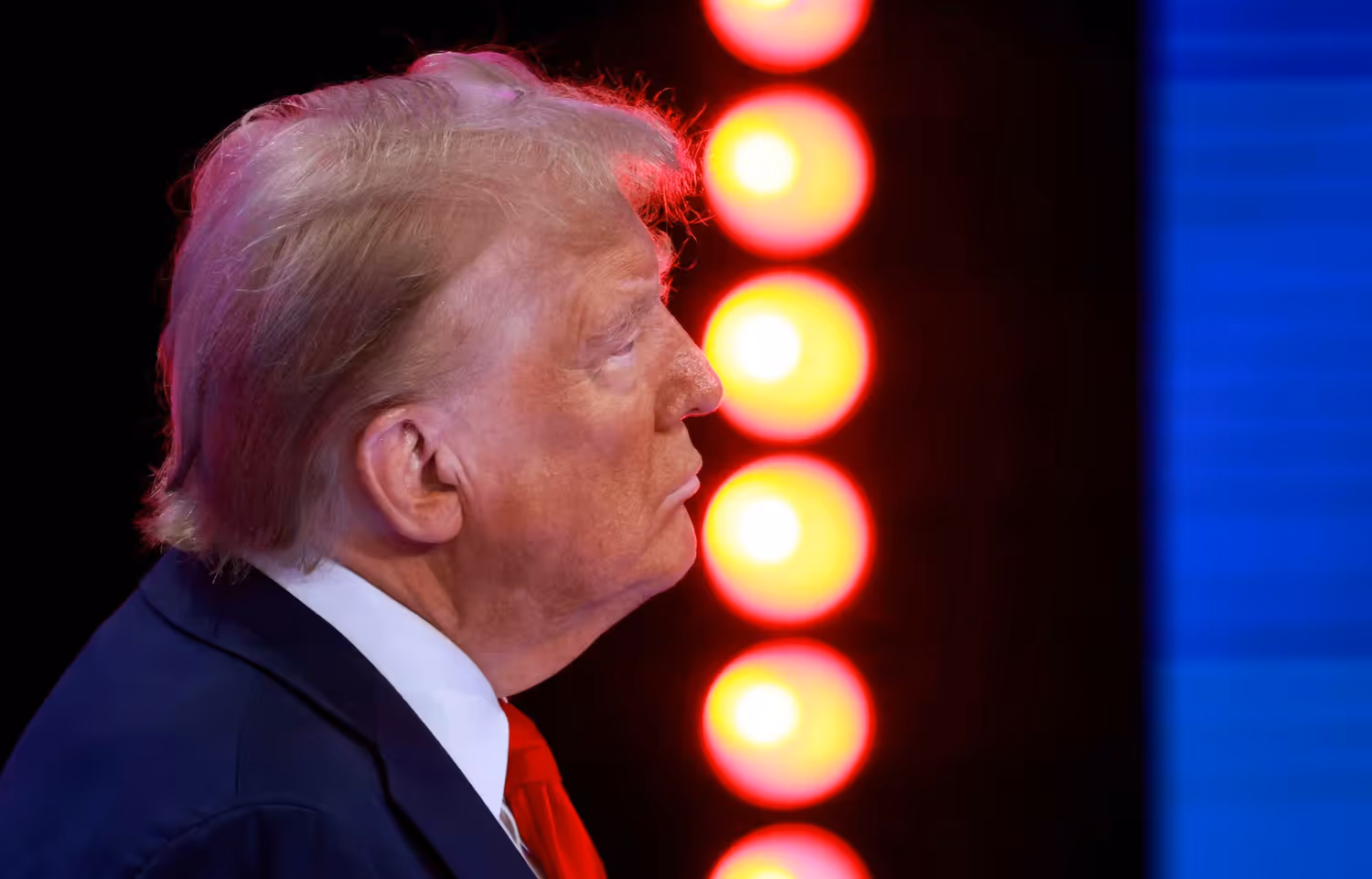 Trump wird bei seinem Auftritt beim Sender Univision gebeten, drei Dinge zu nennen, die er an Harris schätzt.