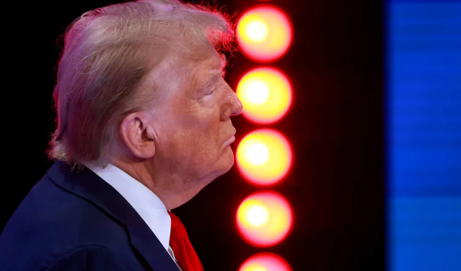 Trump wird bei seinem Auftritt beim Sender Univision gebeten, drei Dinge zu nennen, die er an Harris schätzt.