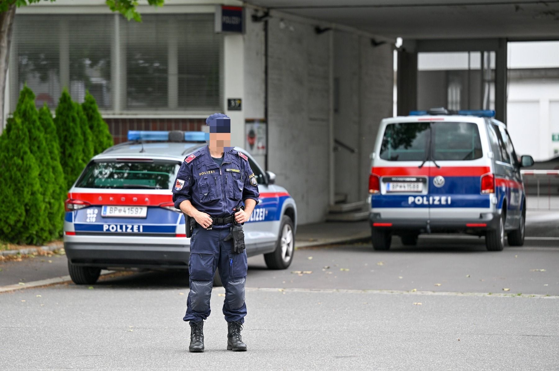Nach Ermittlungen zu Bombendrohungen in Österreich wurde ein Haftbefehl gegen einen Schweizer (20) ausgestellt.