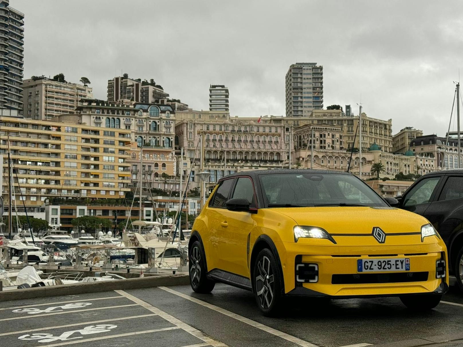 Der R5 fällt sogar unter den Luxusschlitten in Monaco auf.