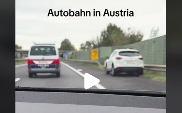 Auf dem TikTok-Video ist die Szene zu sehen. Der weiße Wagen fährt in Schlangenlinien, gerät aufs Bankett.