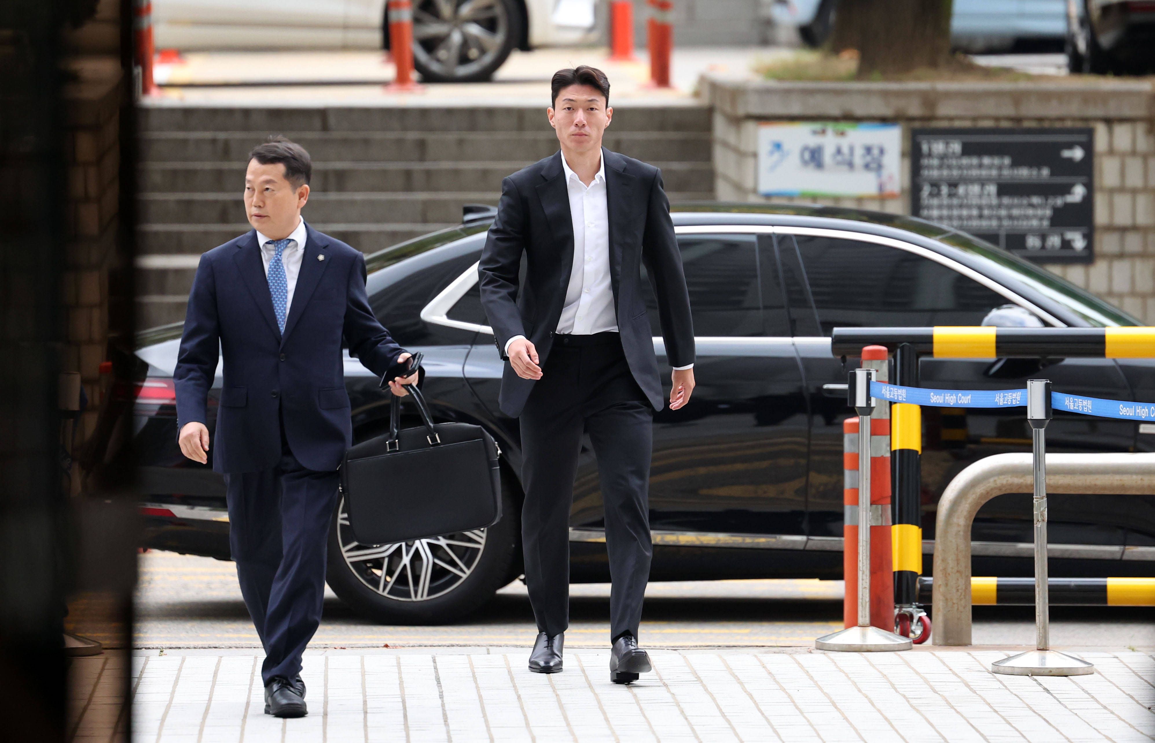 Ui-jo Hwang auf dem Weg ins Gericht.