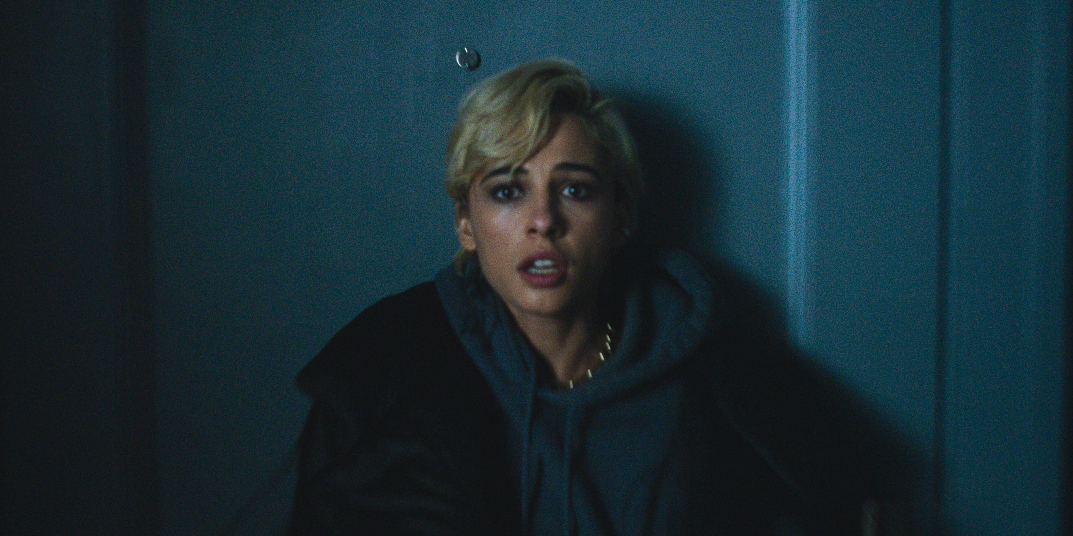 Das Lächeln verfolgt die Leute.