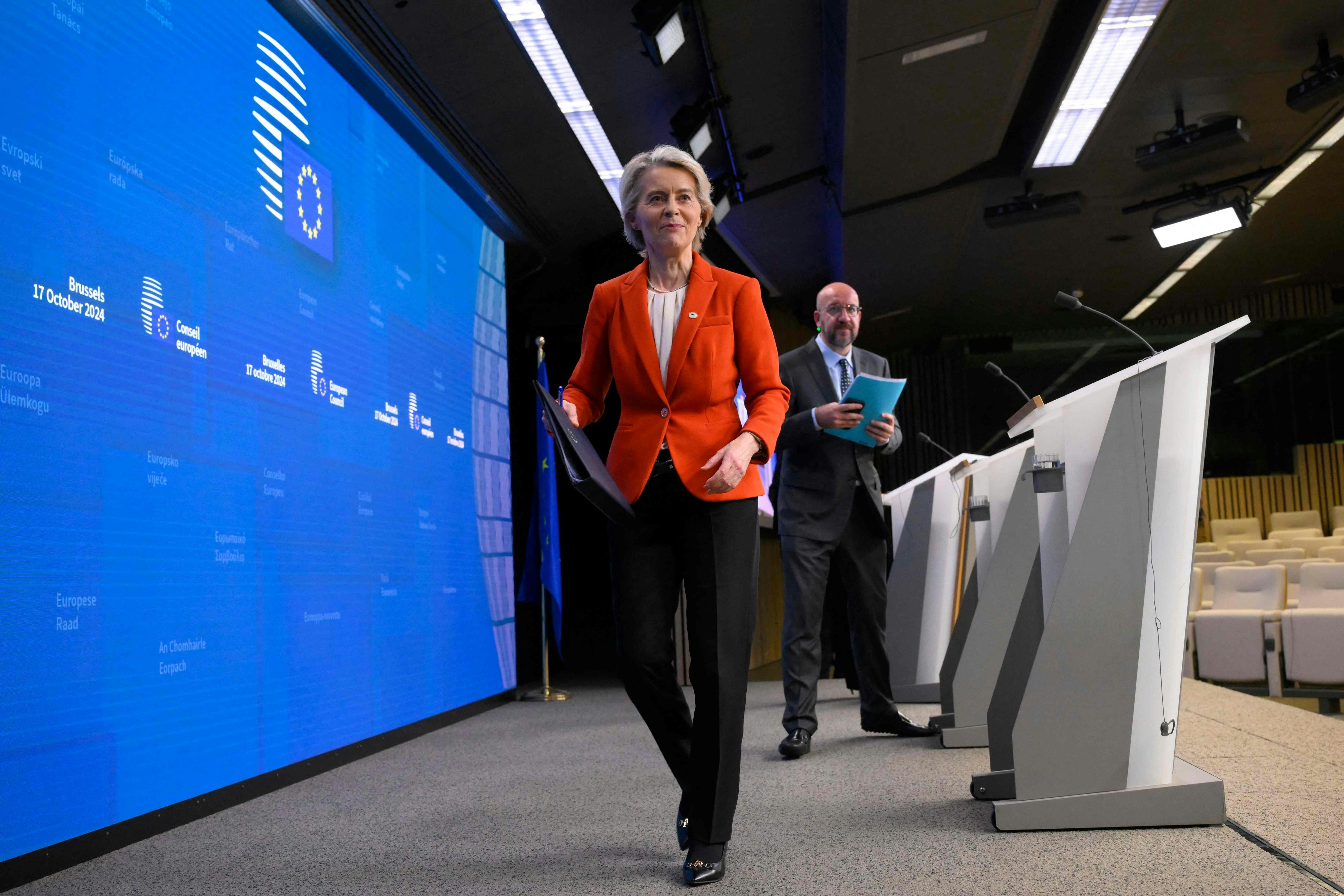 Kommissionspräsidentin Ursula von der Leyen mit Charles Michel, Präsident des Europäischen Rates, nach der Pressekonferenz