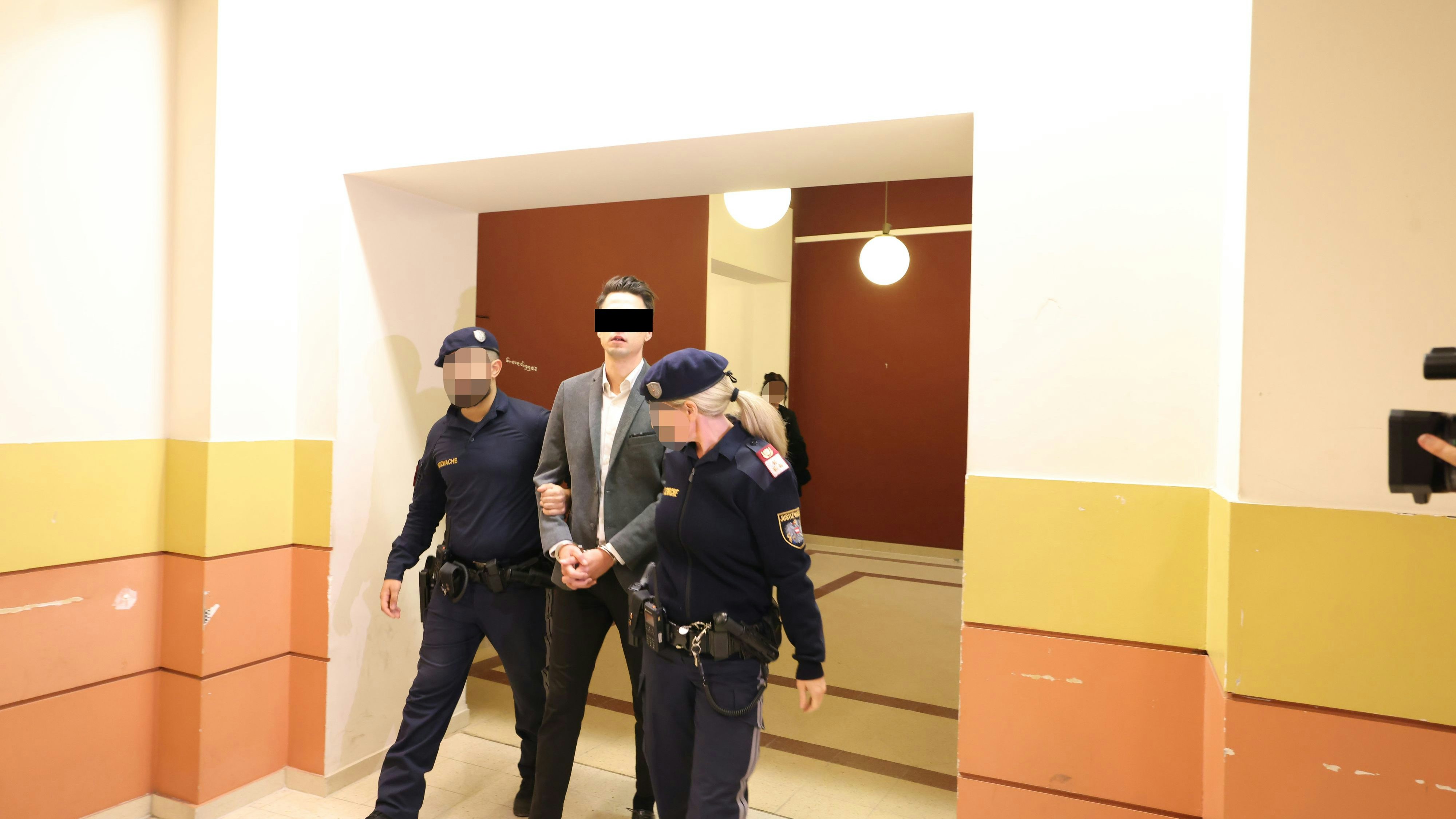 Der DJ wurde in Handschellen vorgeführt