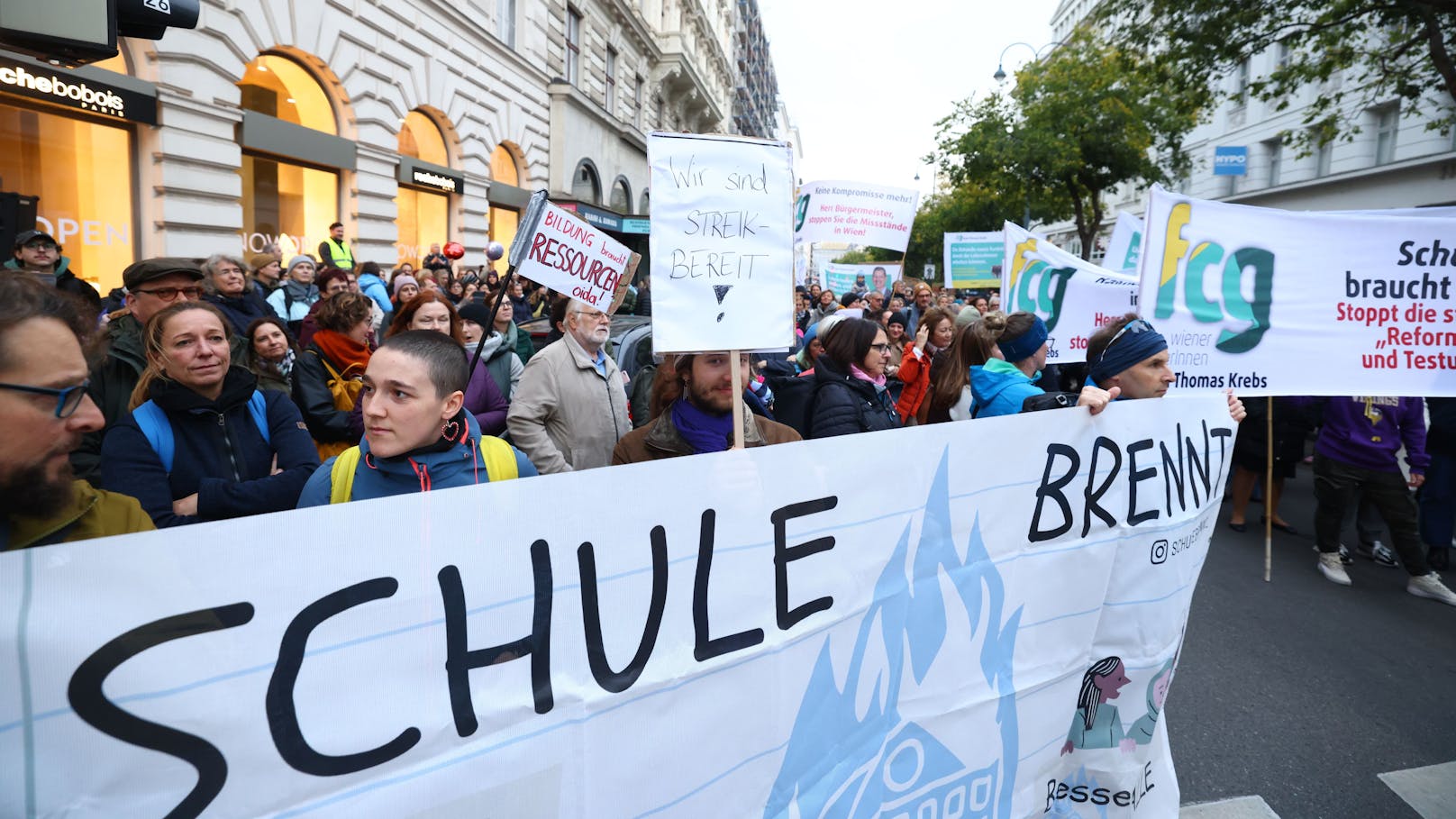 In Wien gingen am 17. Oktober unzählige Lehrer auf die Straße, um auf die Missstände im Schulsystem hinzweisen.