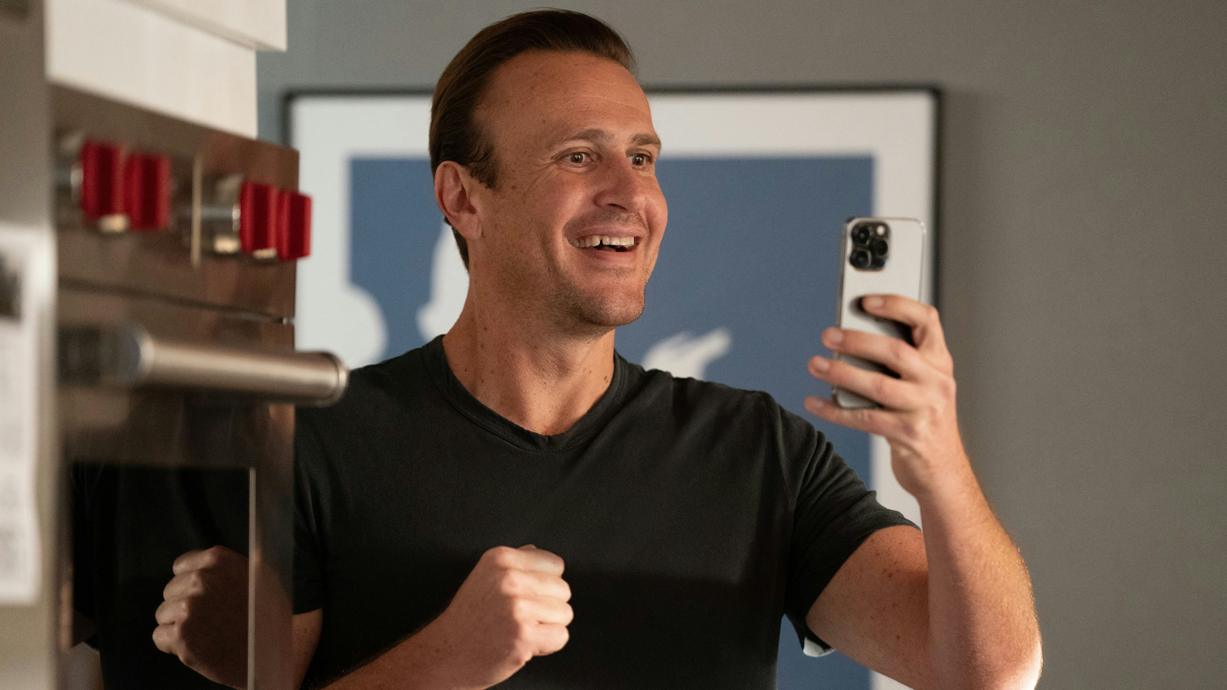 In Staffel 1 von "Shrinking" musste Jimmy Laird (Jason Segel) damit klarkommen, dass seine Frau bei einem Unfall gestorben ist. Staffel 2 macht nahtlos da weiter, wo Staffel 1 geendet hat