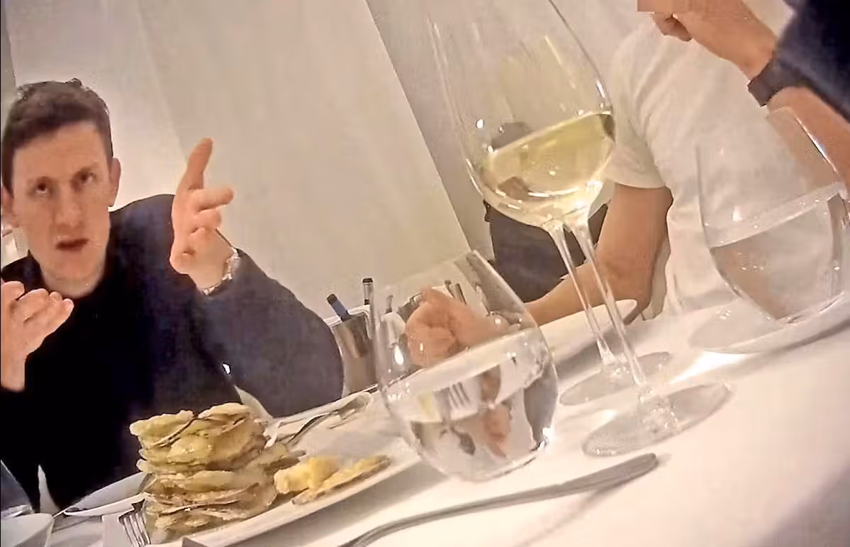 Erik Ahrens bei einem Geheimtreffen in Athen. Er wäre gern der neue 