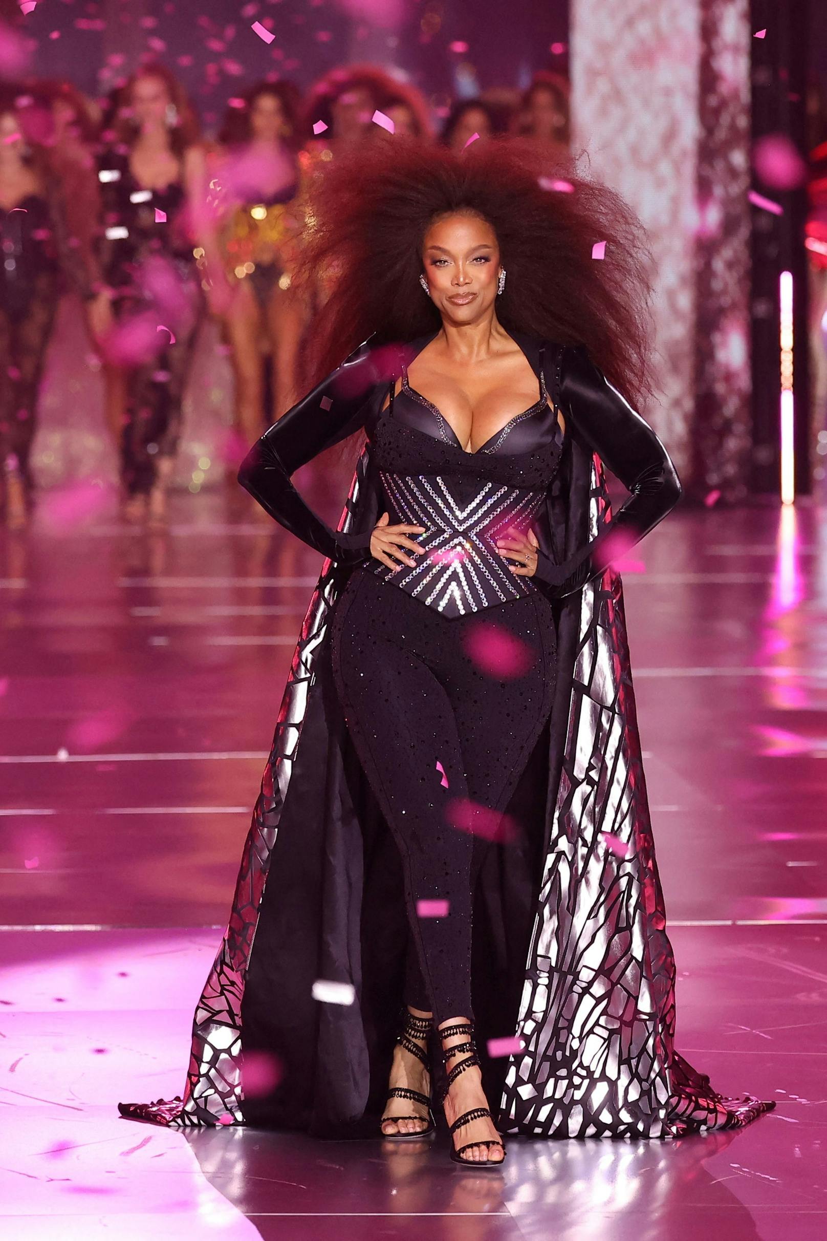 <a data-li-document-ref="120067099" href="https://www.heute.at/s/frauen-produktion-plus-size-neues-victorias-secret-120067099">Tyra Banks</a> (50) war vor 19 Jahren bereits ein "Victoria's Secret"-Engel, wurde damals jedoch gefeuert, weil sie zu dick geworden war. Und auch <a data-li-document-ref="120023390" href="https://www.heute.at/s/diese-fashion-show-von-mugler-geht-durch-dick-duenn-gross-klein-und-alt-jung-120023390">Eva Herzigova</a> feierte mit 51 Jahren ihr Engel-Comeback.