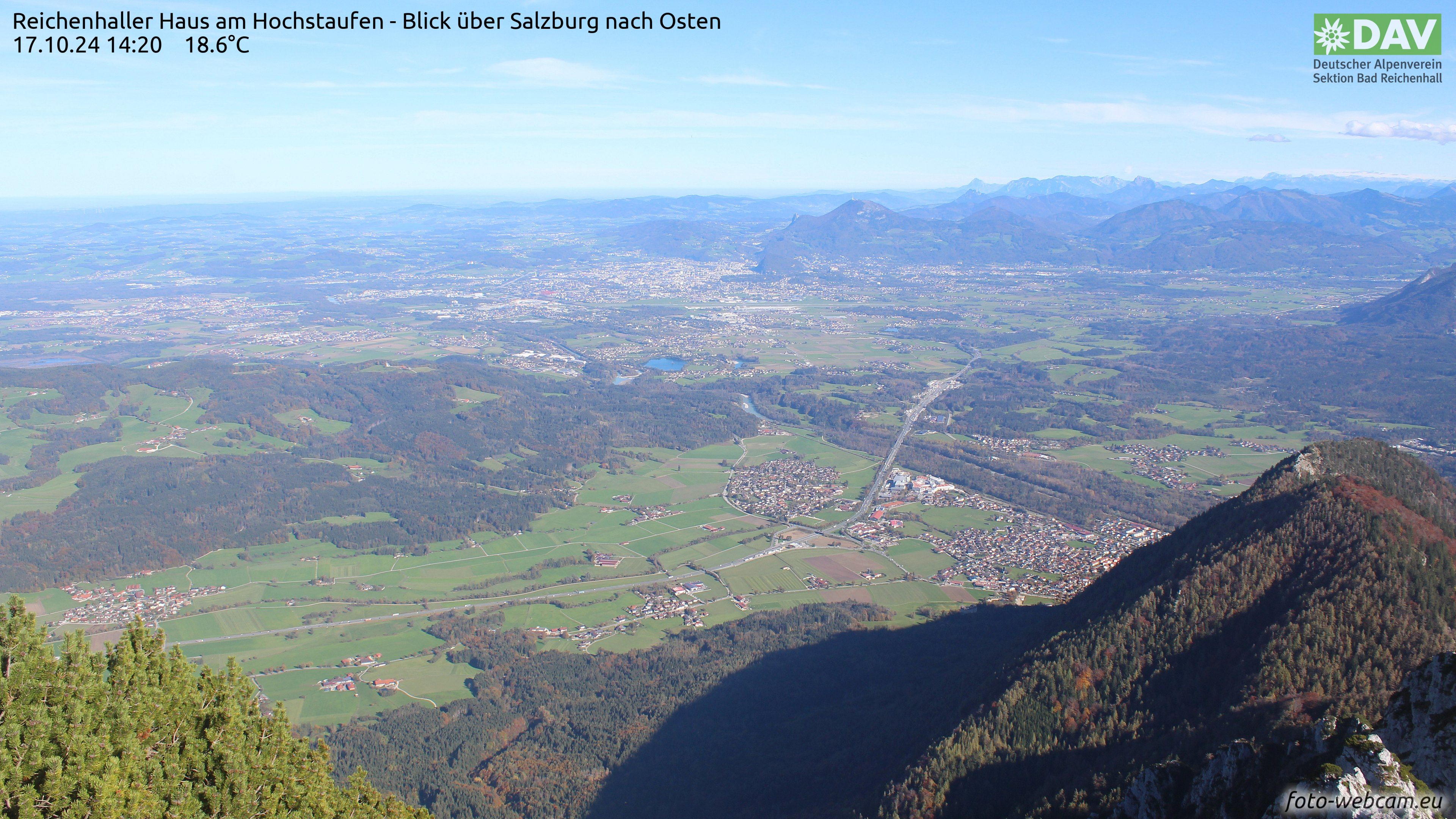 Blick vom Reichenhaller Haus am Hochstaufen über Salzburg nach Osten, aufgenommen am 17. Oktober 2024.