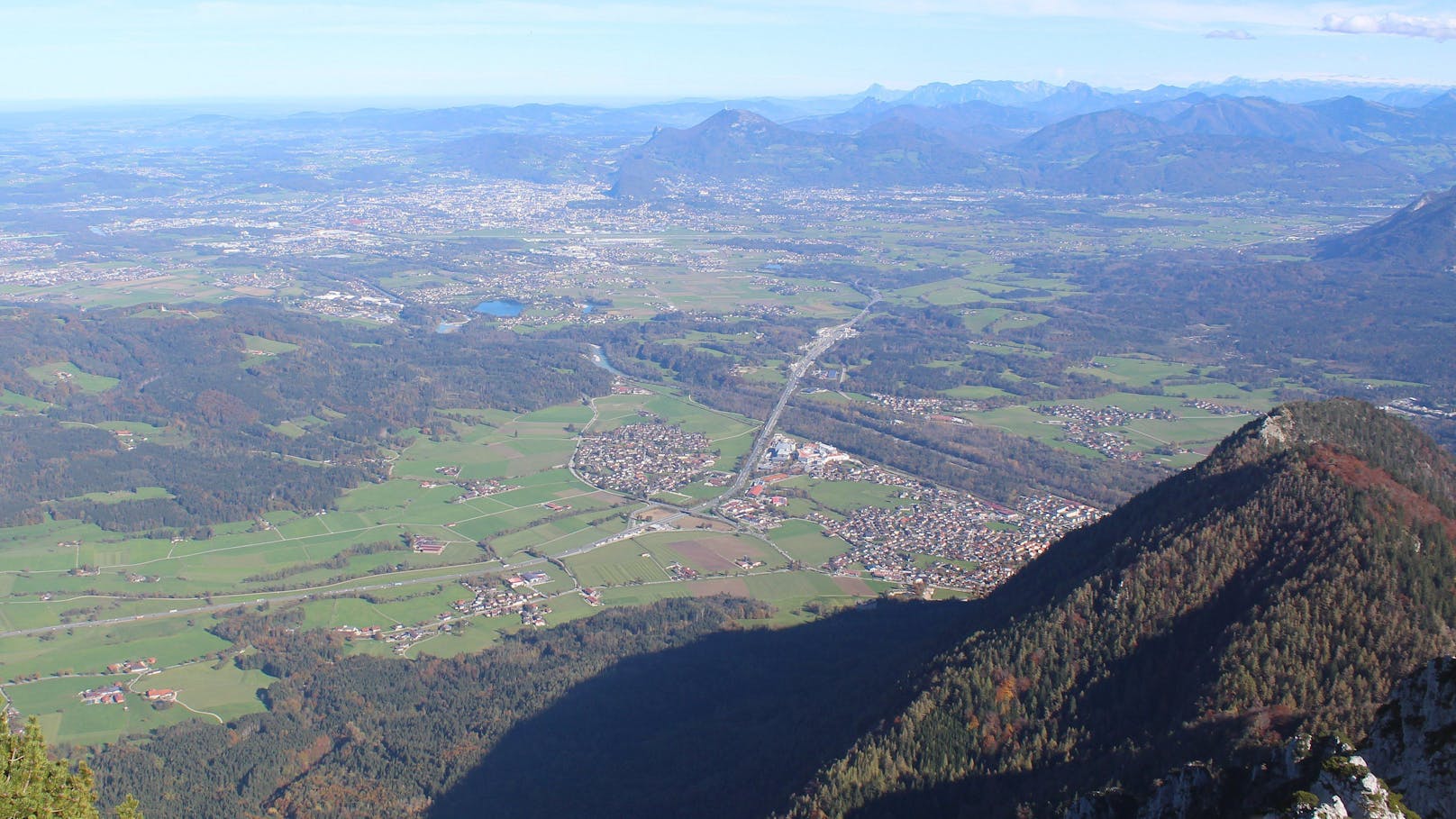 Blick vom Reichenhaller Haus am Hochstaufen über Salzburg nach Osten, aufgenommen am 17. Oktober 2024.