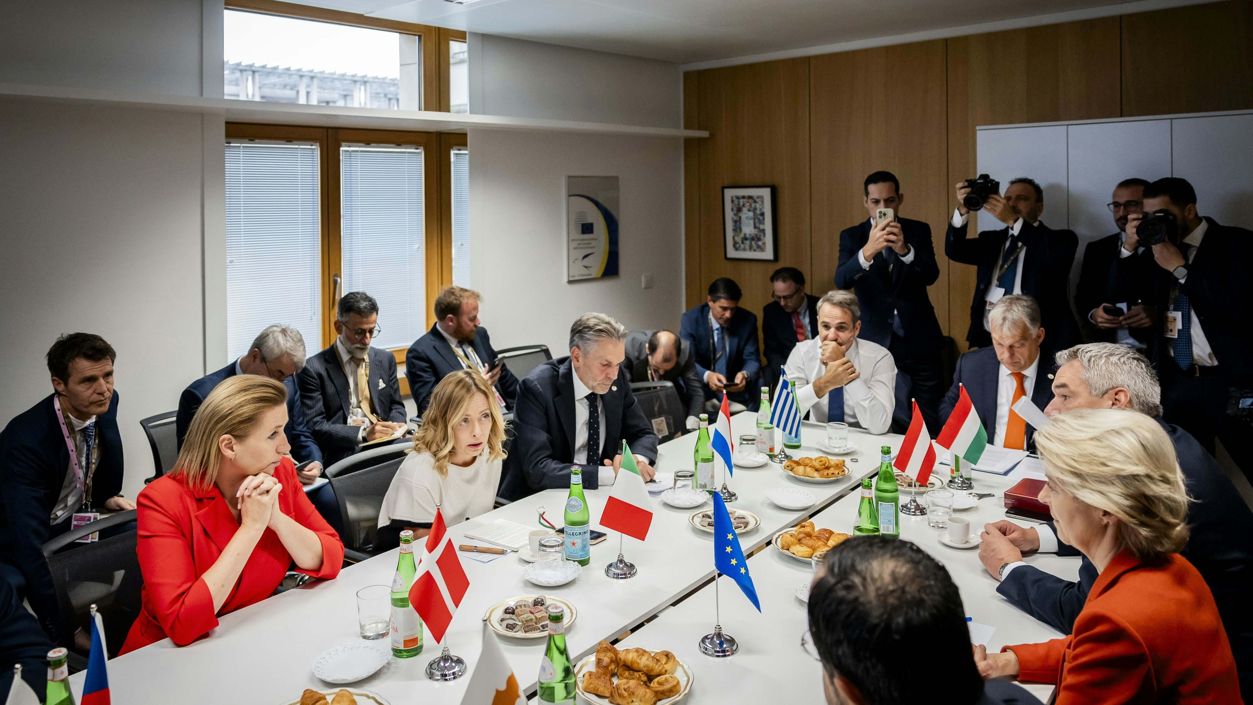 Eine Gruppe von Staatschefs, darunter Österreichs Kanzler Karl Nehammer, traf sich für Absprachen vor dem Gipfel