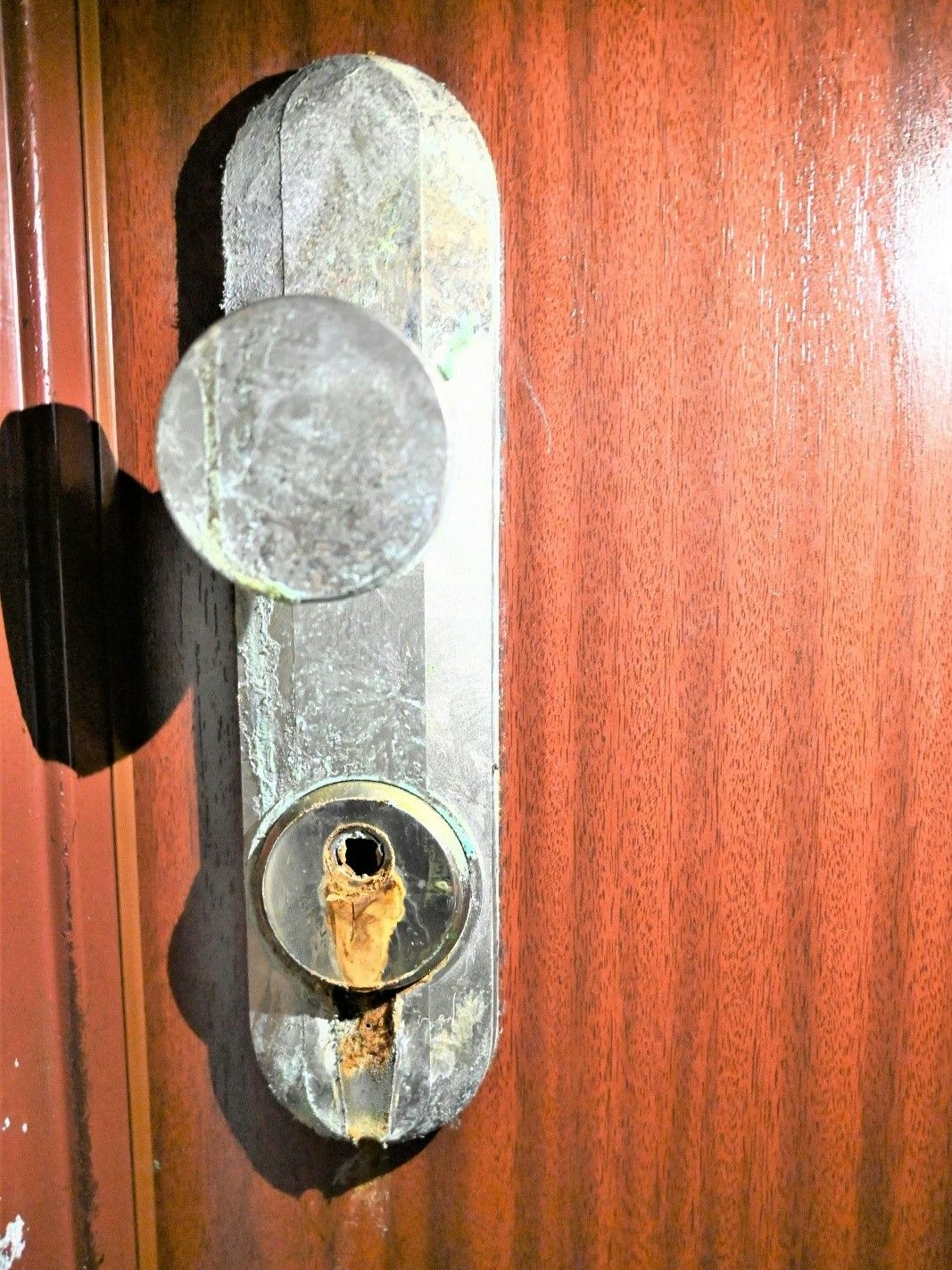 Zwei Türschlösser wurden mit Säure beschädigt.