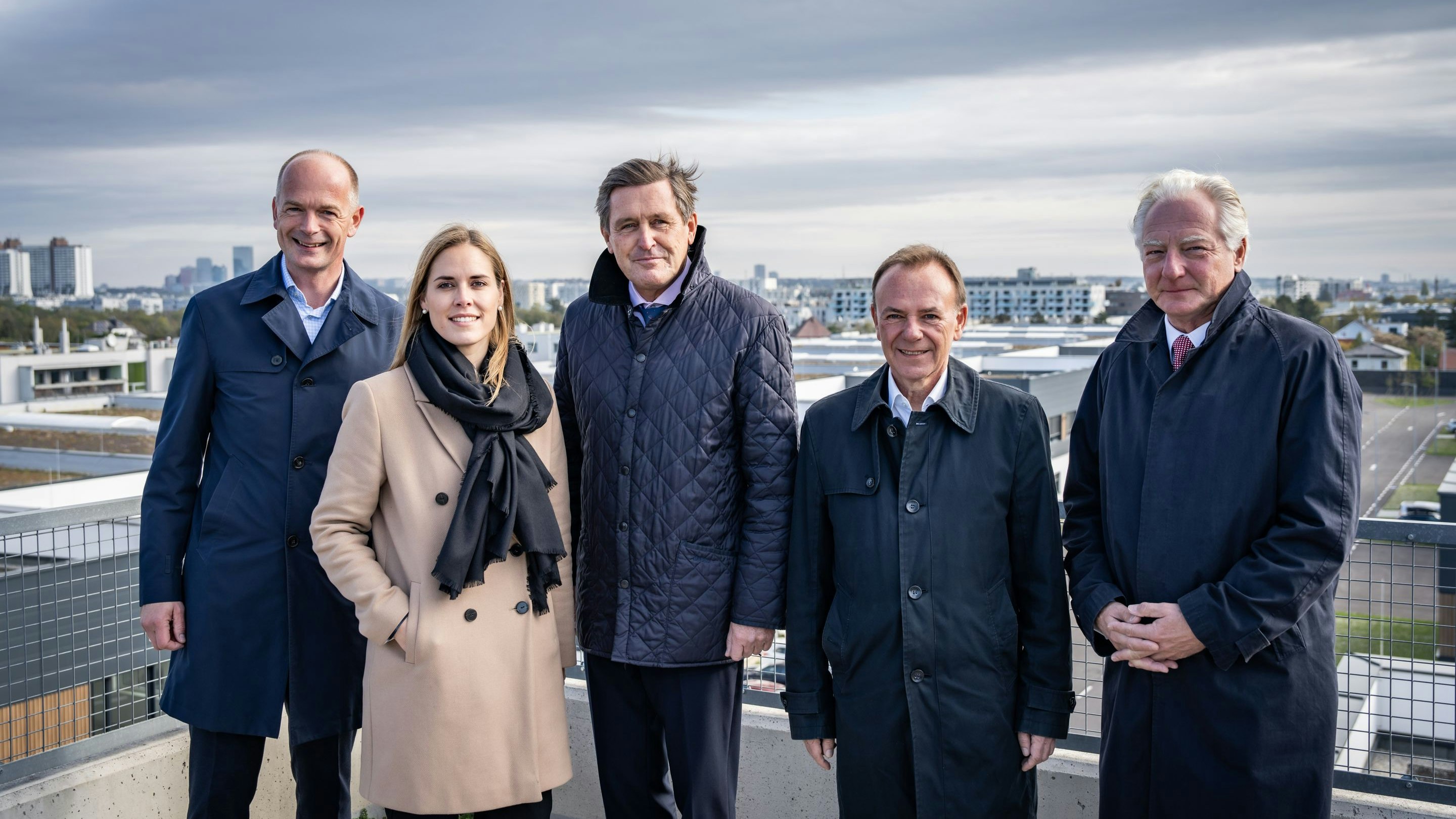 v.l.n.r.: Mag. Andreas Liebsch, geschäftsführender Gesellschafter von GO ASSET Development, Viktoria Hartl vom Eigentümer Nuveen Management Austria, Wirtschaftsstadtrat Peter Hanke, Bezirksvorsteher Gerald Bischof und Kari Kapsch (Kapsch Immobilien GmbH).