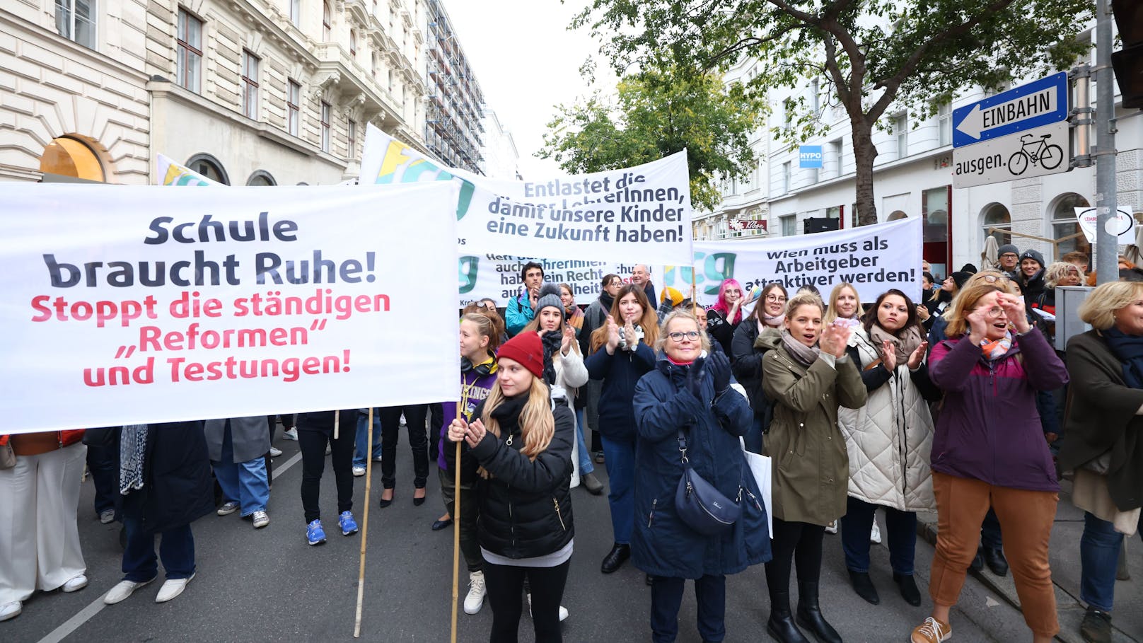 In Wien gingen am 17. Oktober unzählige Lehrer auf die Straße, um auf die Missstände im Schulsystem hinzweisen.