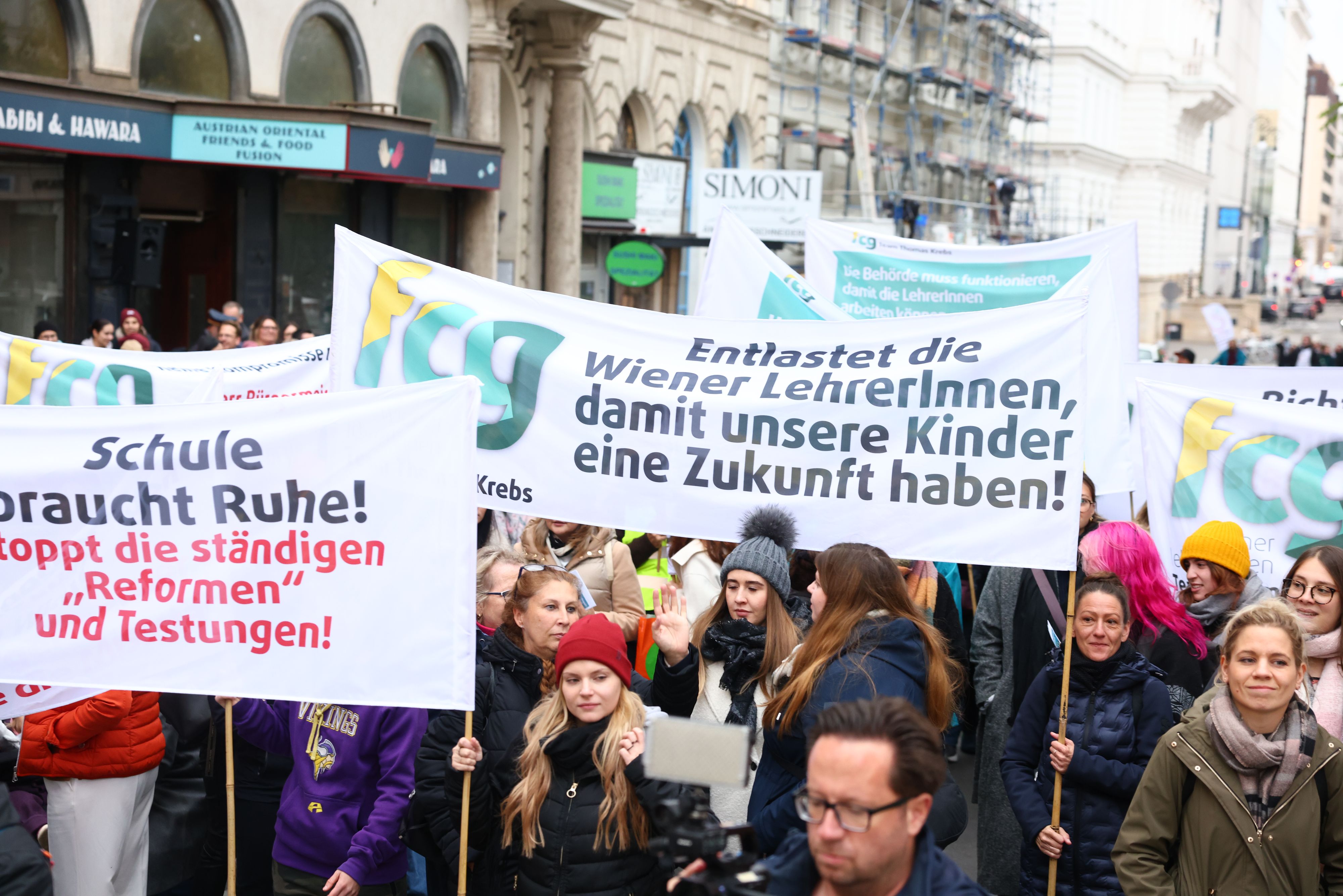 In Wien gingen am 17. Oktober unzählige Lehrer auf die Straße, um auf die Missstände im Schulsystem hinzweisen.