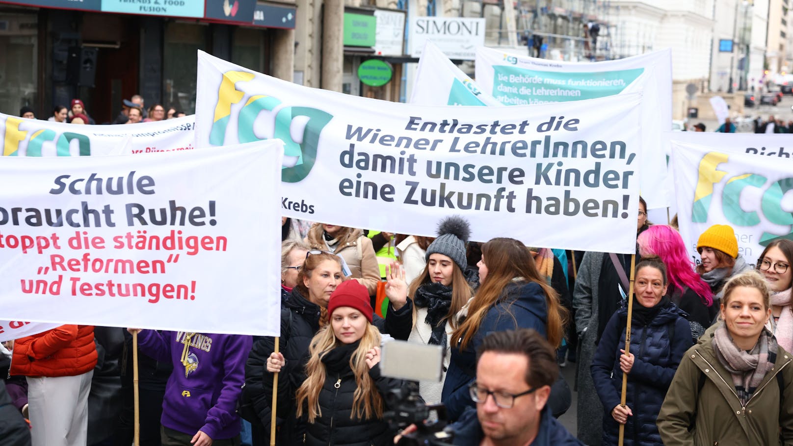 In Wien gingen am 17. Oktober unzählige Lehrer auf die Straße, um auf die Missstände im Schulsystem hinzweisen.