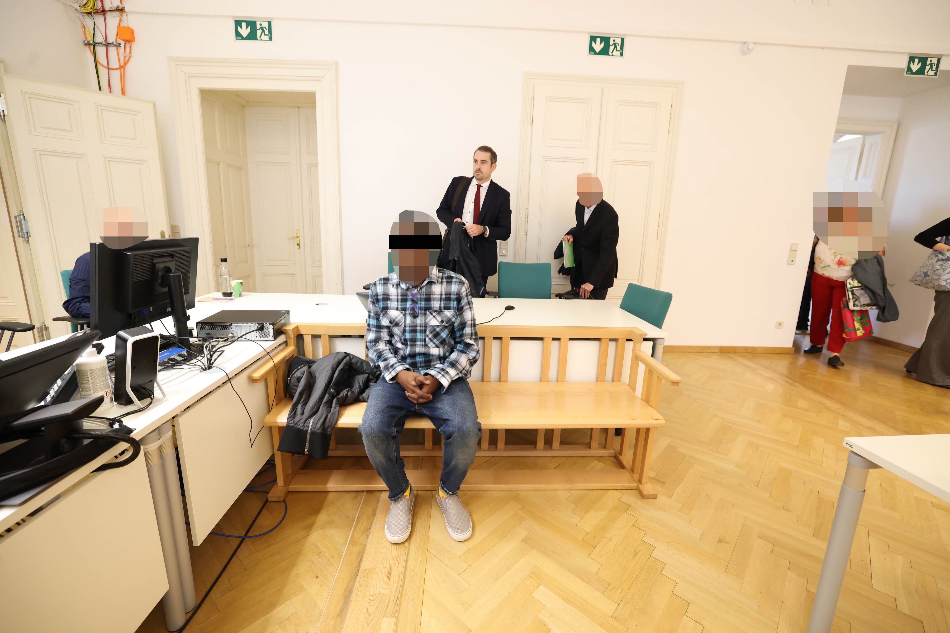 Ein ehemaliger WG-Betreuer mit Verteidiger (r.) vor Gericht in Wien.